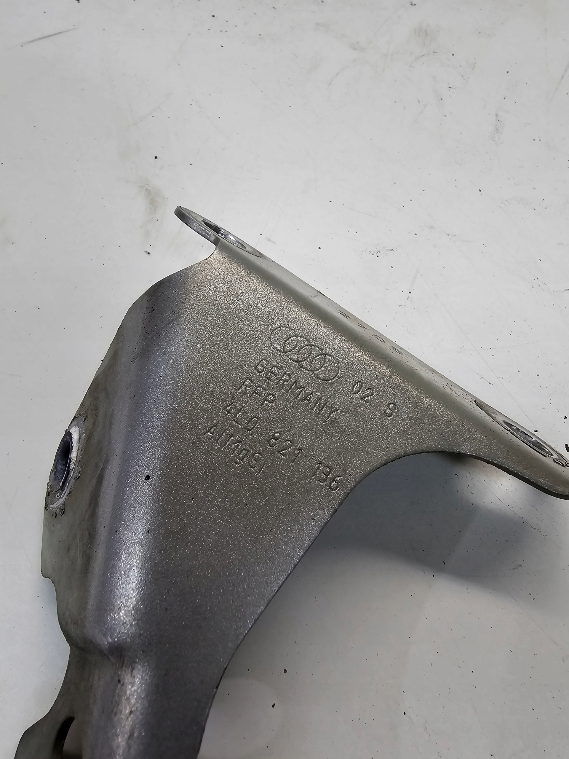 Console Support plaque Aile Droite Avant AUDI Q7 4L 4L0821136
