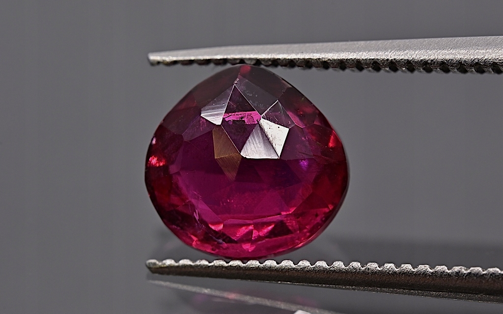 Turmalín oboustranně fasetovaný slza 7,4x7,4 mm