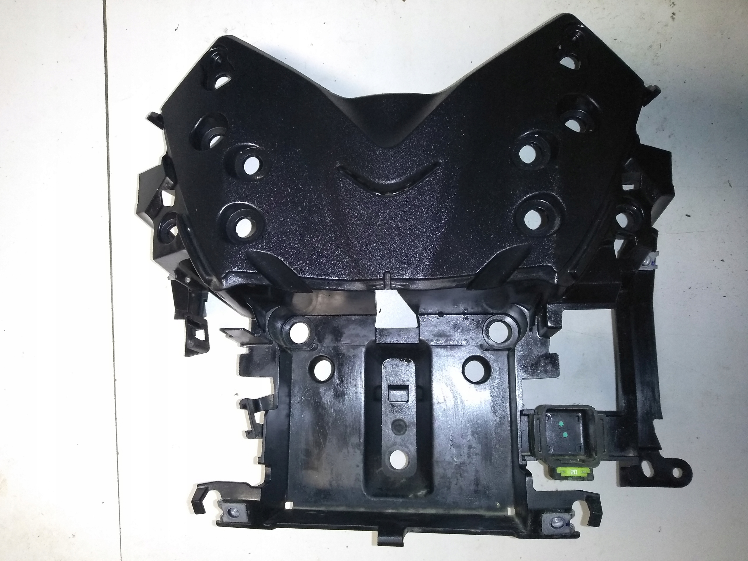 Yamaha Xmax x-max 125 Abs 19r podsklenený rám plechovka akumulátora upevnenie