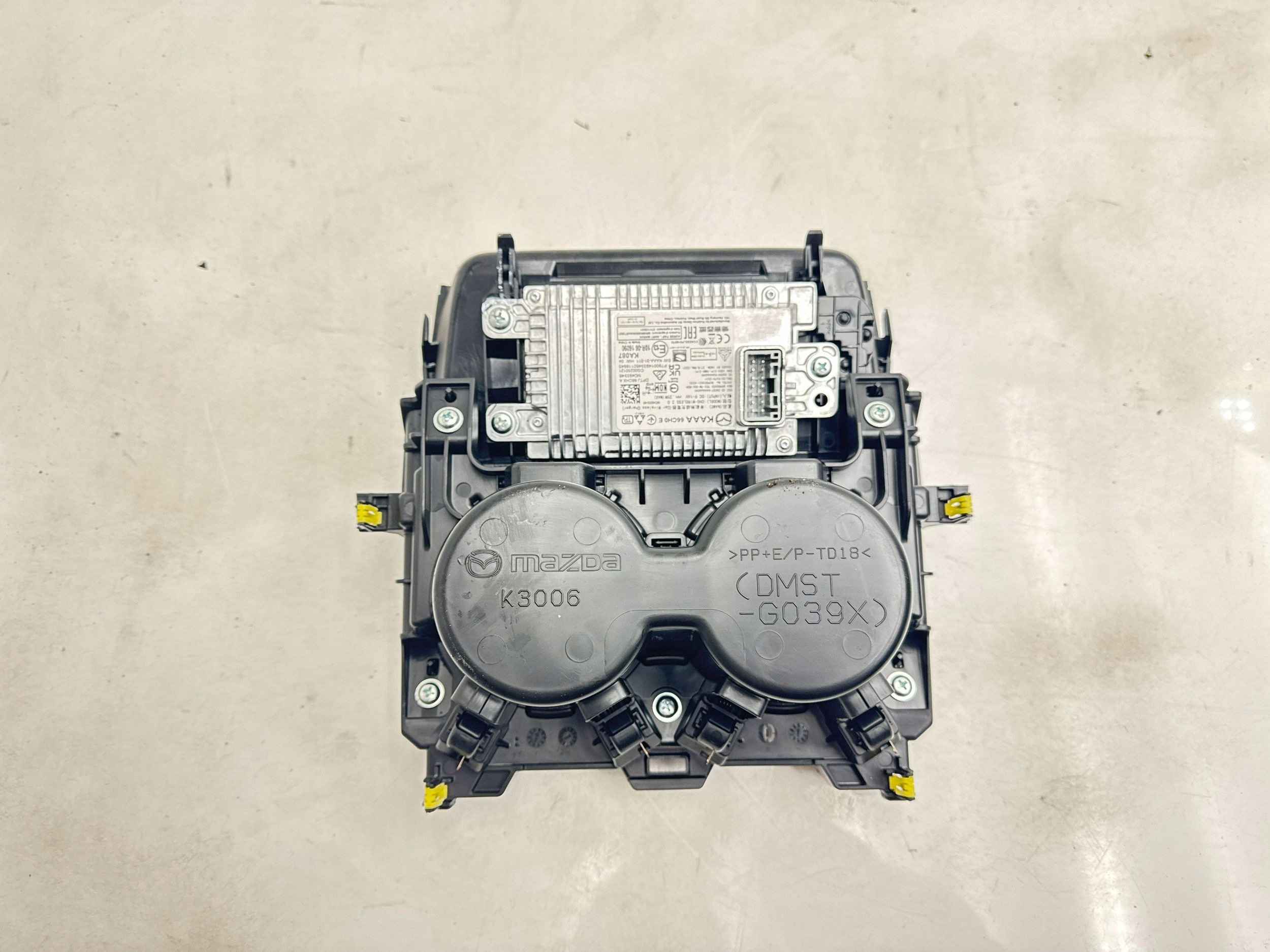 бардачок консоли mazda CX-30 10R0616090