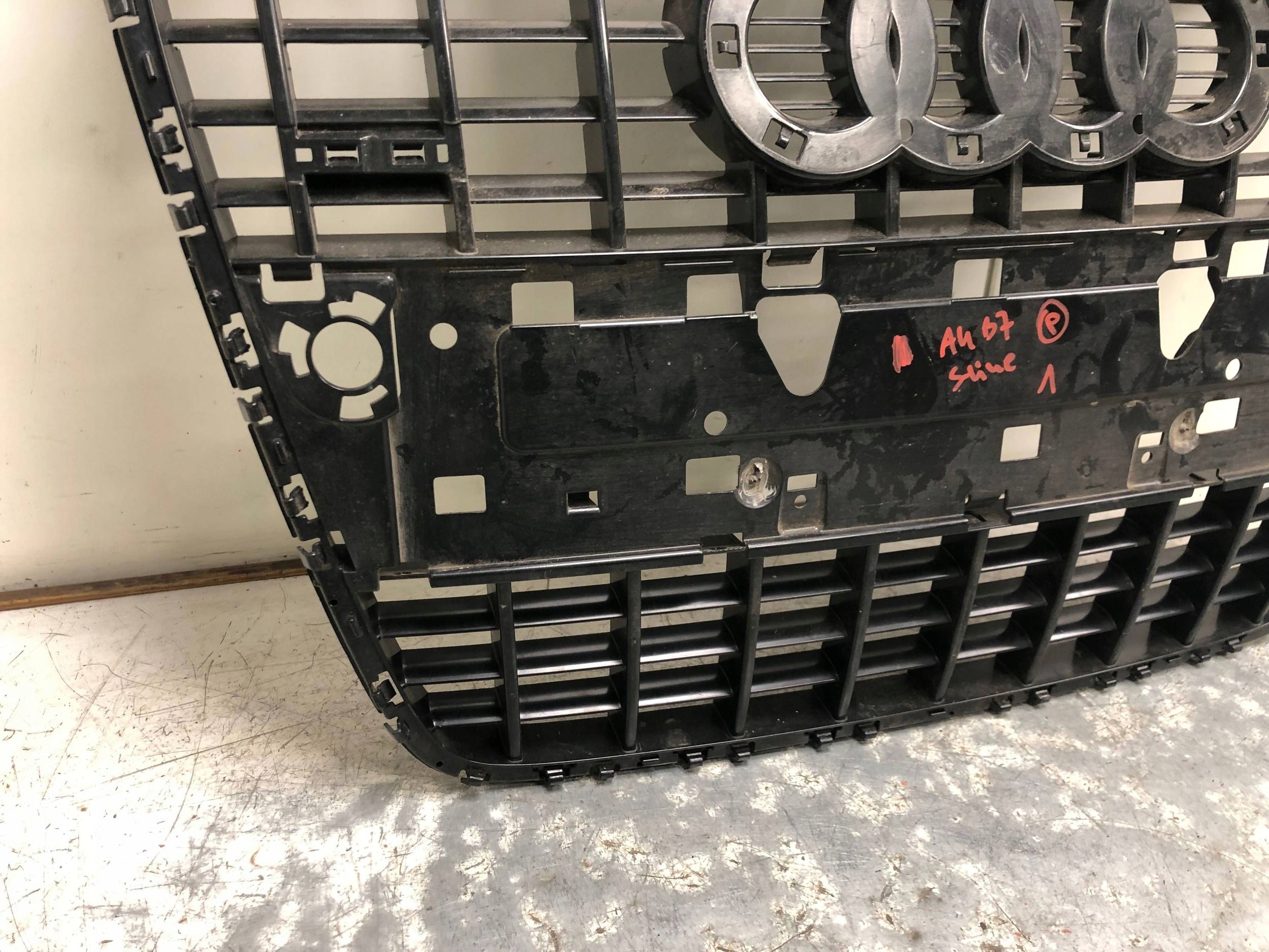 Grill Grill AUDI A4 B7 S-LINE 8E0853651M