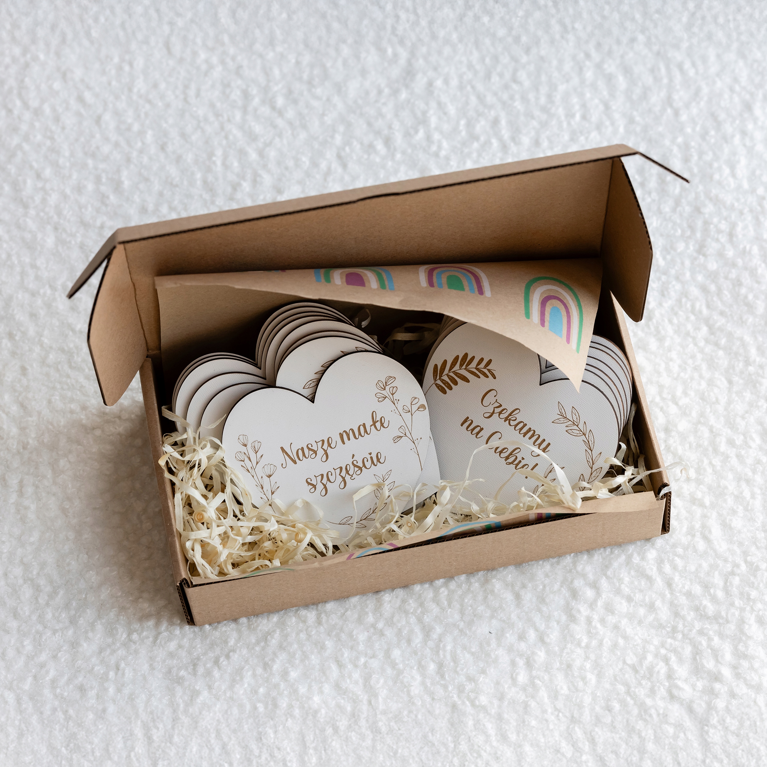 DREWNIANE TABLICZKI KARTY DO ZDJEC DZIECKA SERDUSZKO 16 SZT.