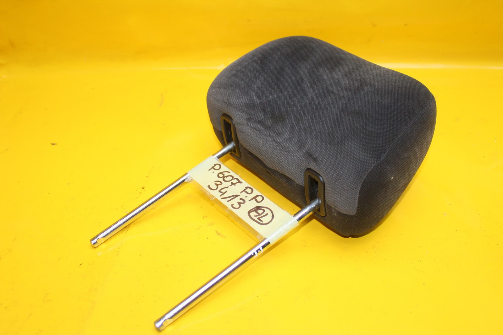 1 - ПОДГОЛОВНИК ПРАВЫЙ ПЕРЕДНИЙ PEUGEOT 607