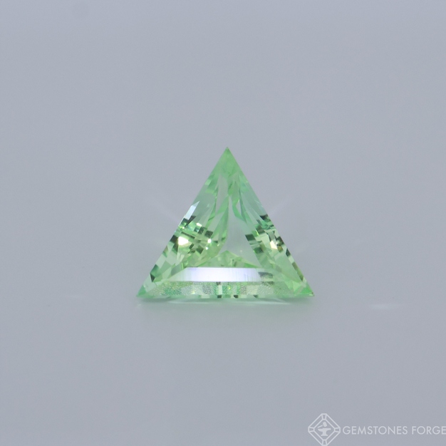 Safír zelený 8x8 mm, laboratorně vyrobený trojúhelníkový výbrus