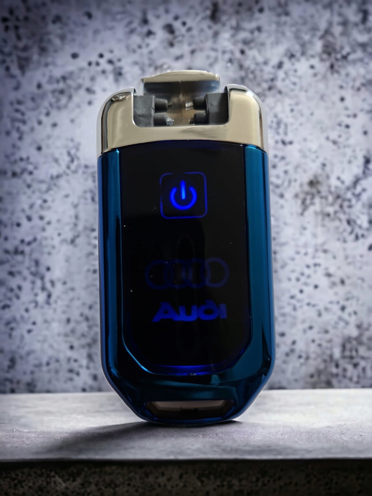 BRELOK SAMOCHODOWY AUDI ZAPALNICZKA LED RGB PUDEŁKO NA PREZENT Z KOKARDA Stan opakowania oryginalne