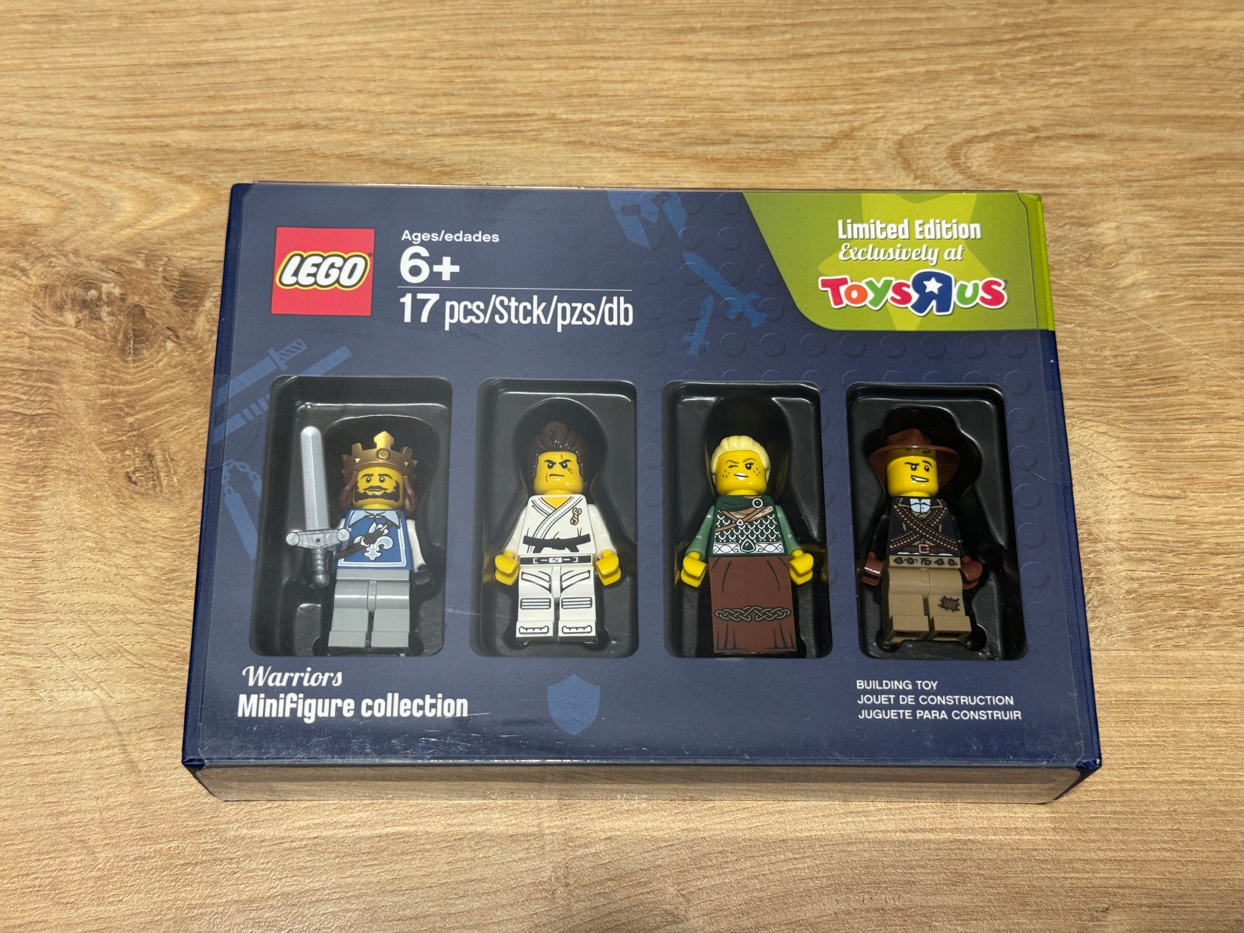 Lego 5004422 Zestaw limitowanych minifigurek Bricktober ToysRUs Wojownicy