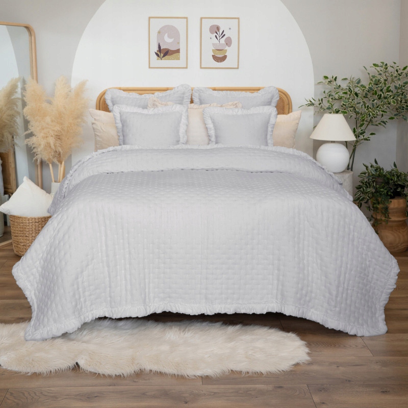 Dekorativní prošívaný přehoz s volánem Celia světle popelavý 170 x 210 [cm]