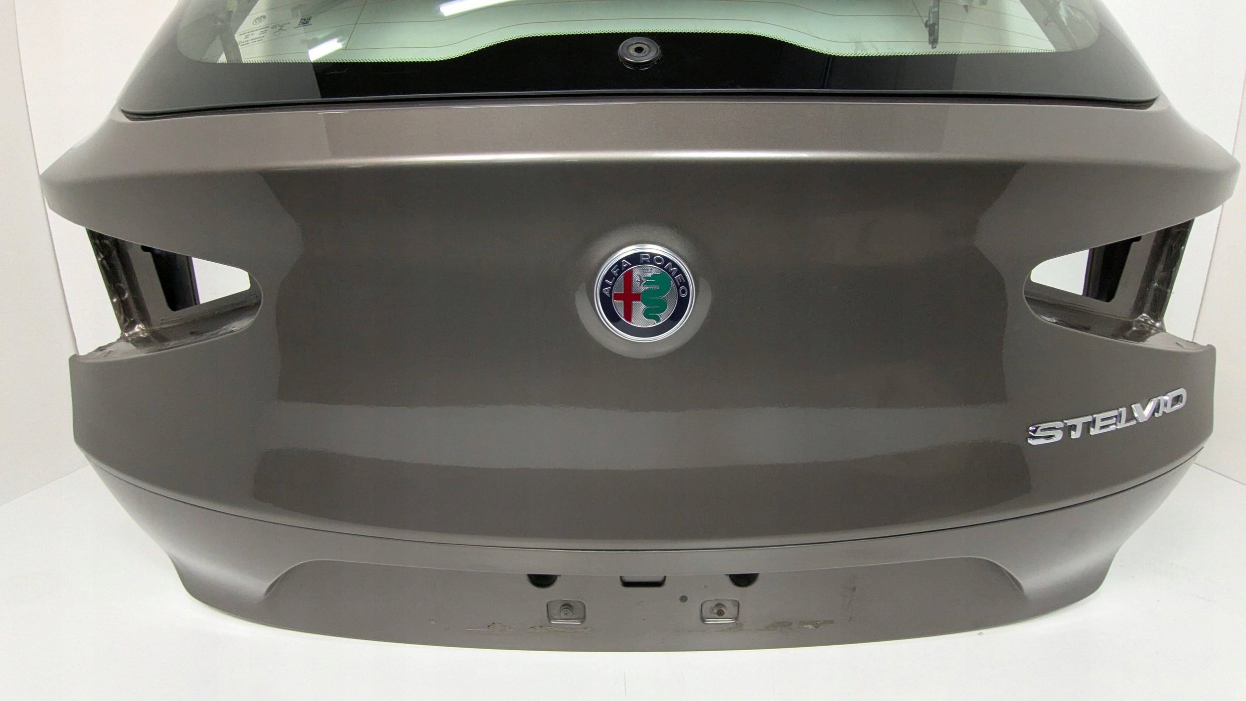 Alfa Romeo Stelvio rear trunk door 082