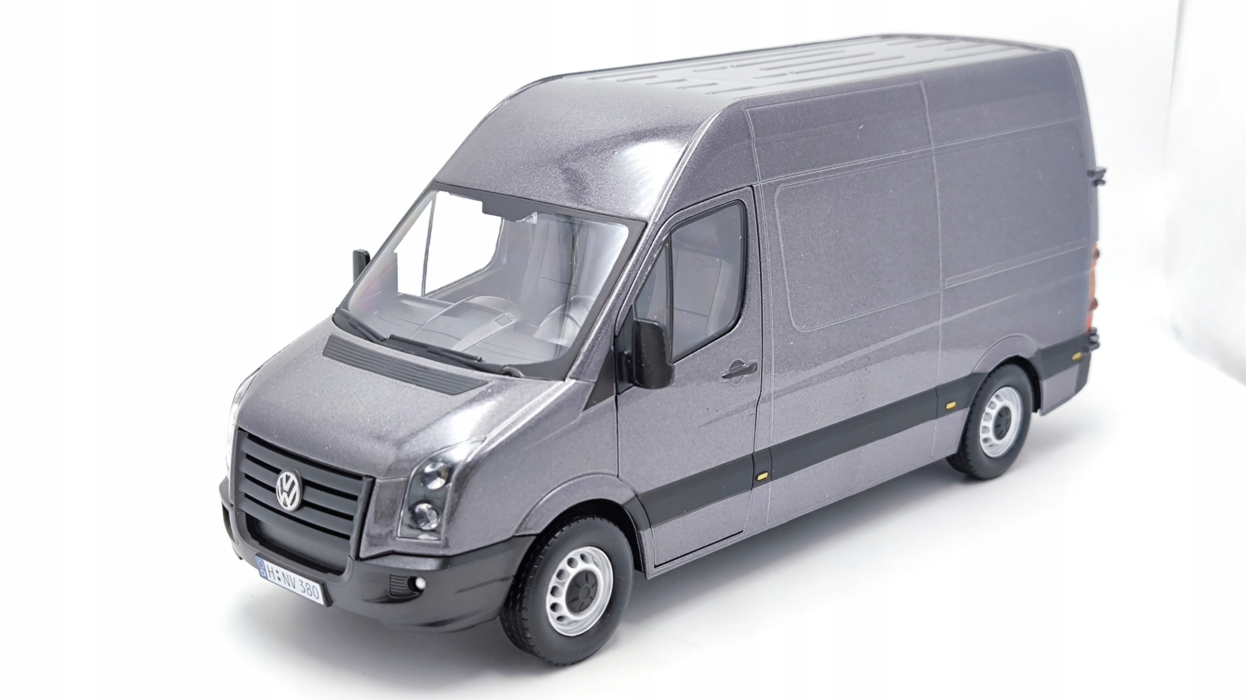 Volkswagen Crafter Van Šedá Cararama 1:24