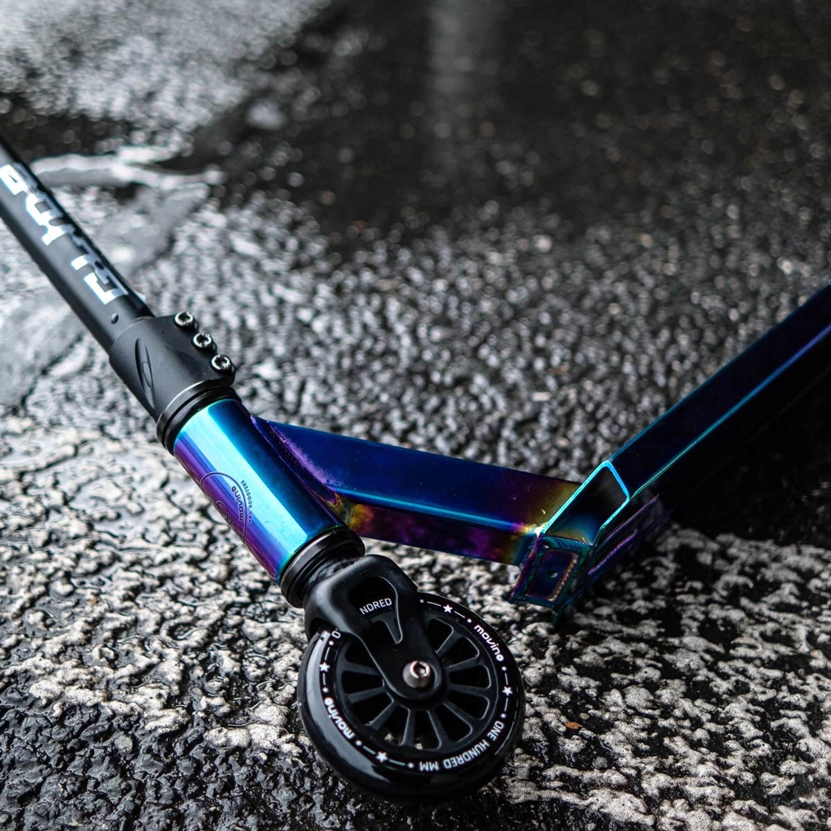 MOVINO GLIDE NEOCHROME sportinis paspirtukas. Ratų skersmuo 100 mm.