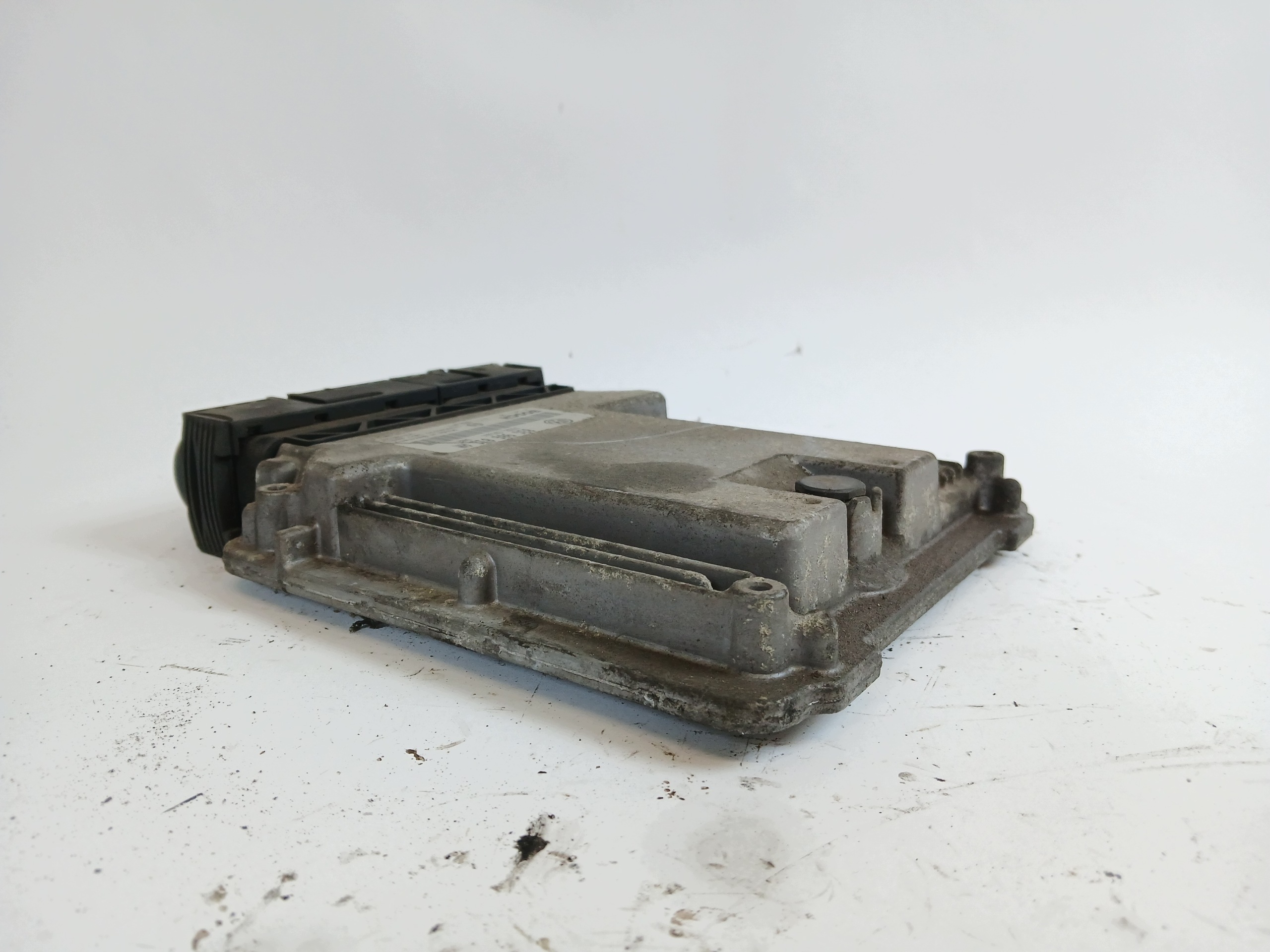 VW GOLF V 2.0 TDI unité de commande électronique uce moteur 03G906016AN