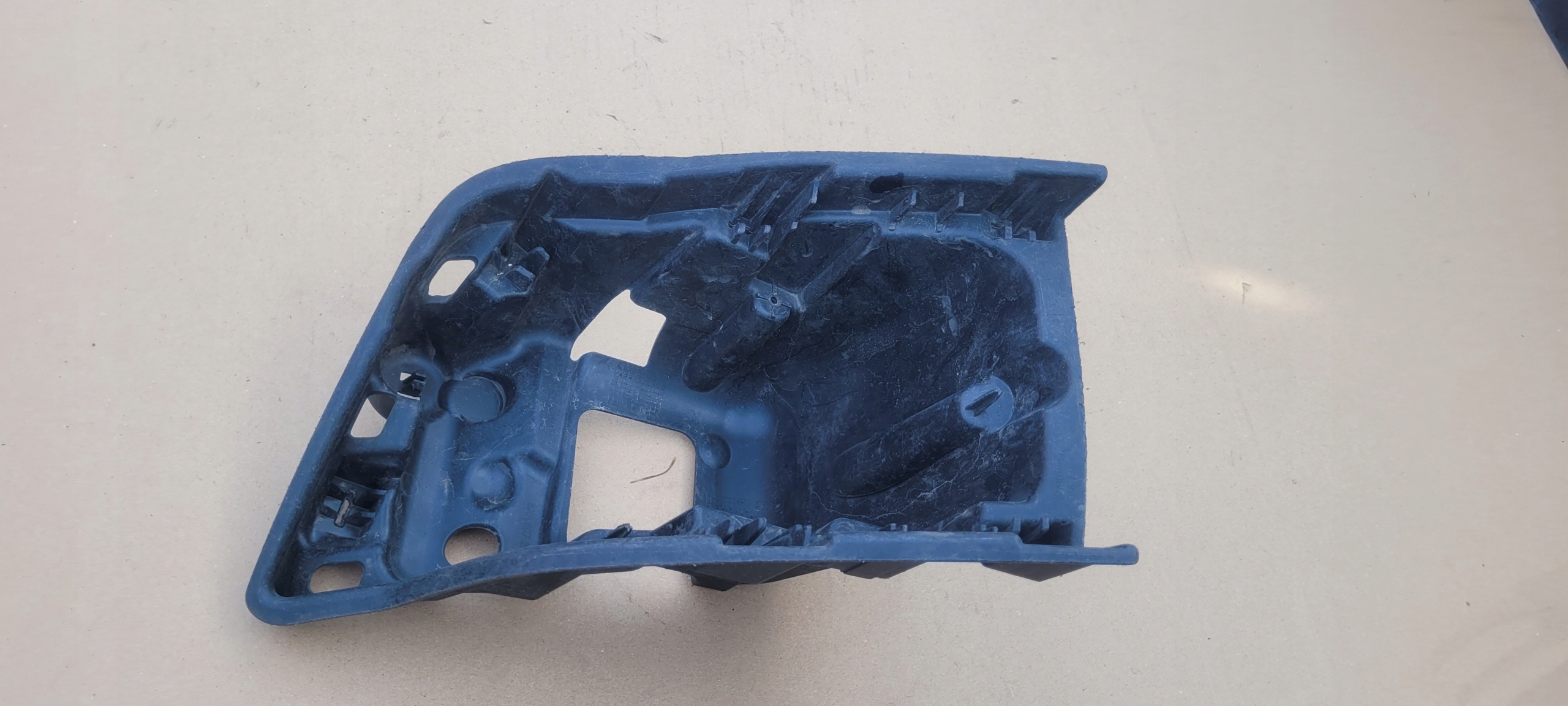 8XA807262A mih8 - AUDI A1 слайд бампер правий кріплення галоген