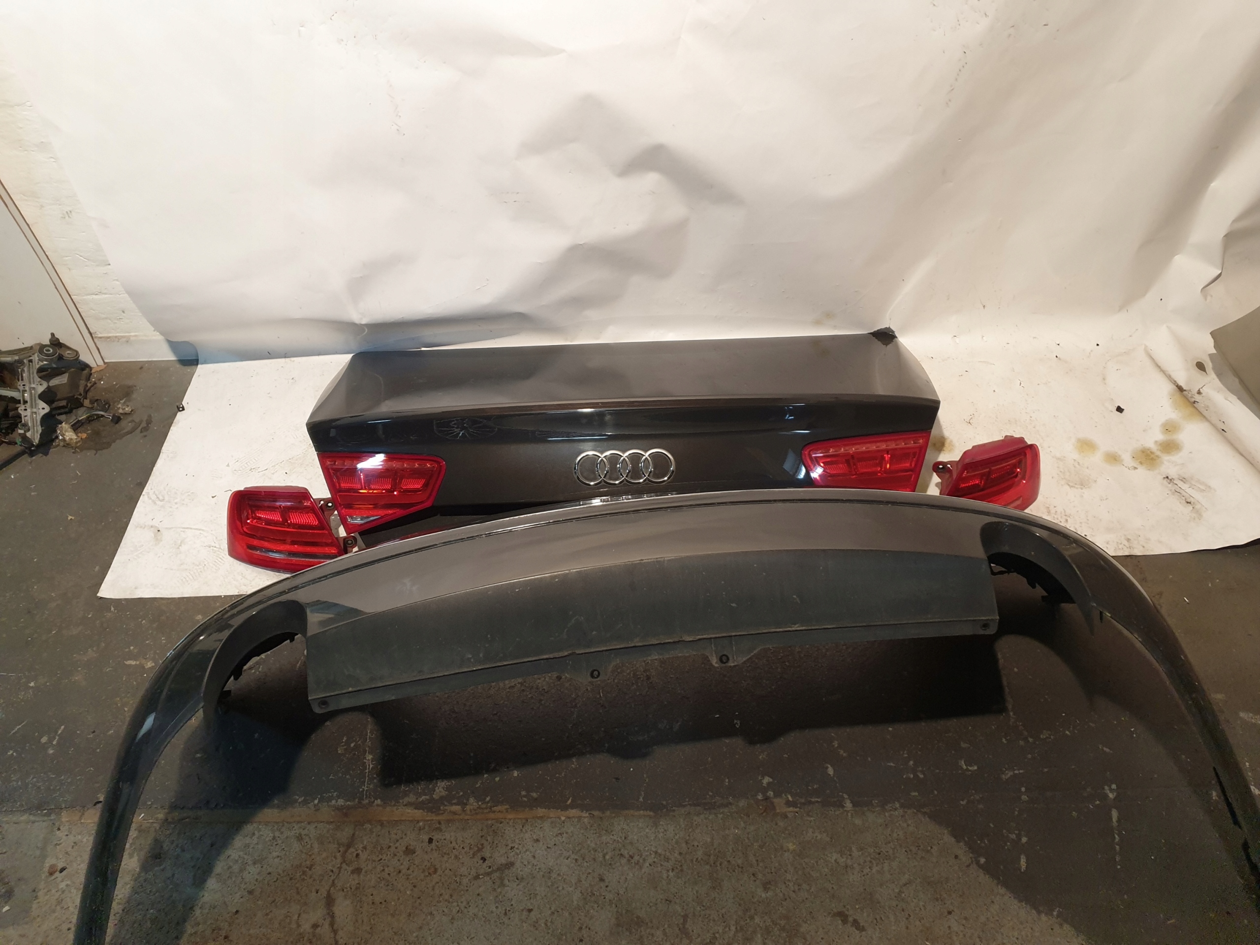 TYL KOMPLETNY KLAPA LAMPY ZDERZAK A8 D4 4H LX7U