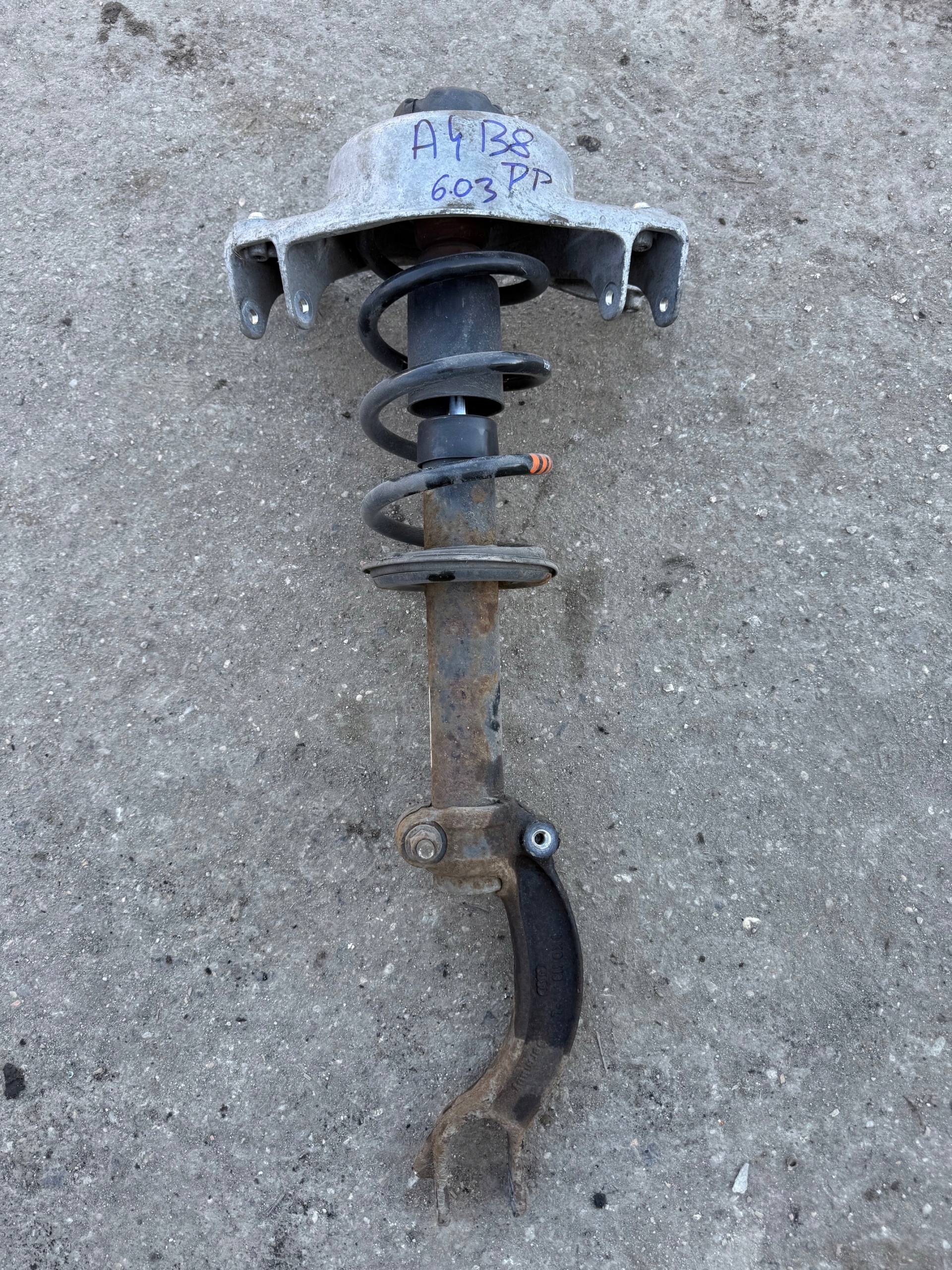 AUDI A4 B8 KOMBI AVANT 2.0 TDI shock absorber right front front 8K0031CH