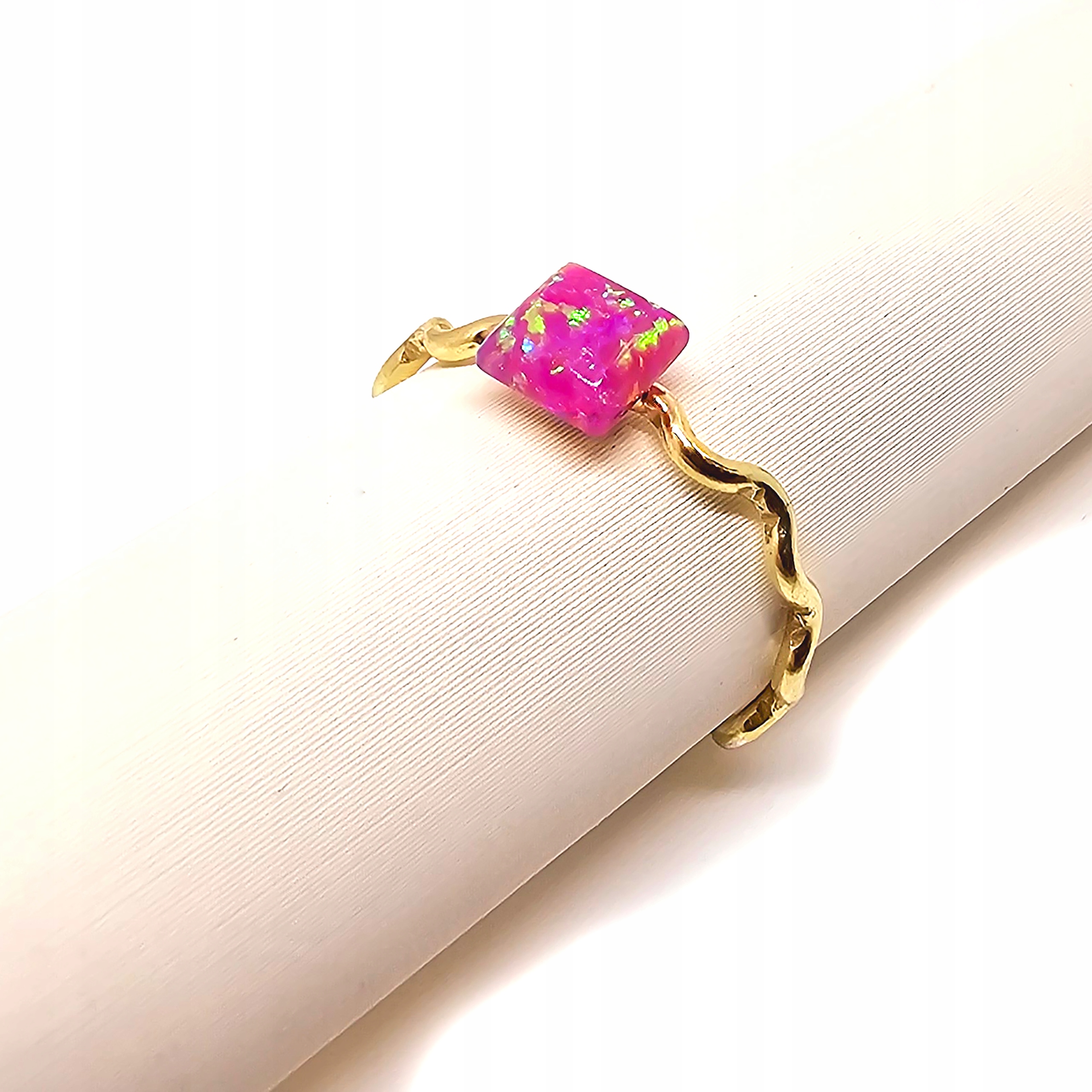 Zlatý prstýnek s růžovým opálem, vlnitá lišta, zlato 585