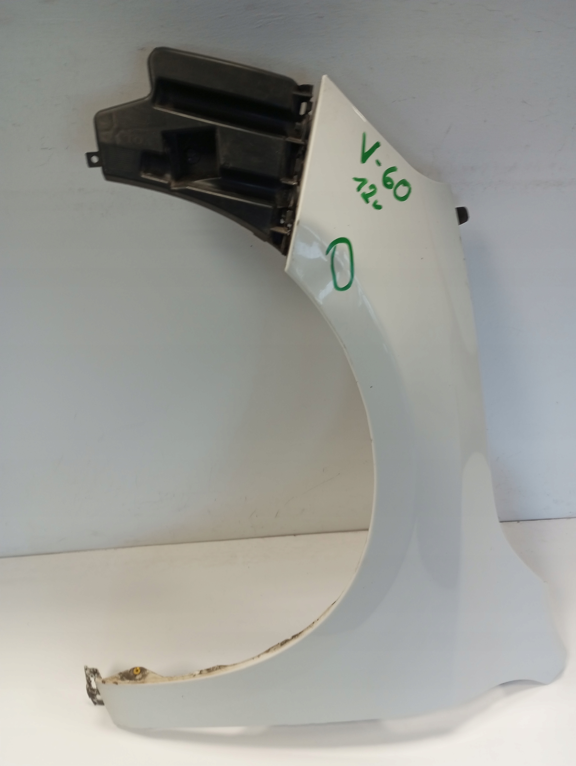 fender left VOLVO V60 12r
