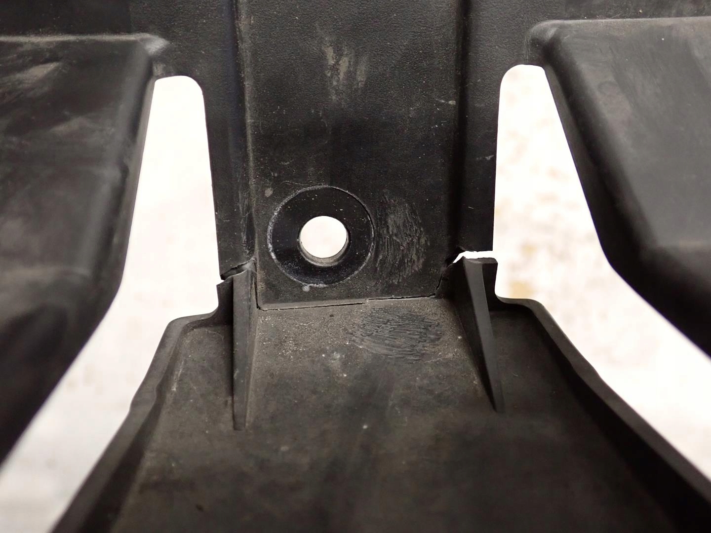 Lüftungsgitter der Stoßstange mitte MITSUBISHI L200 2019- 6402A515