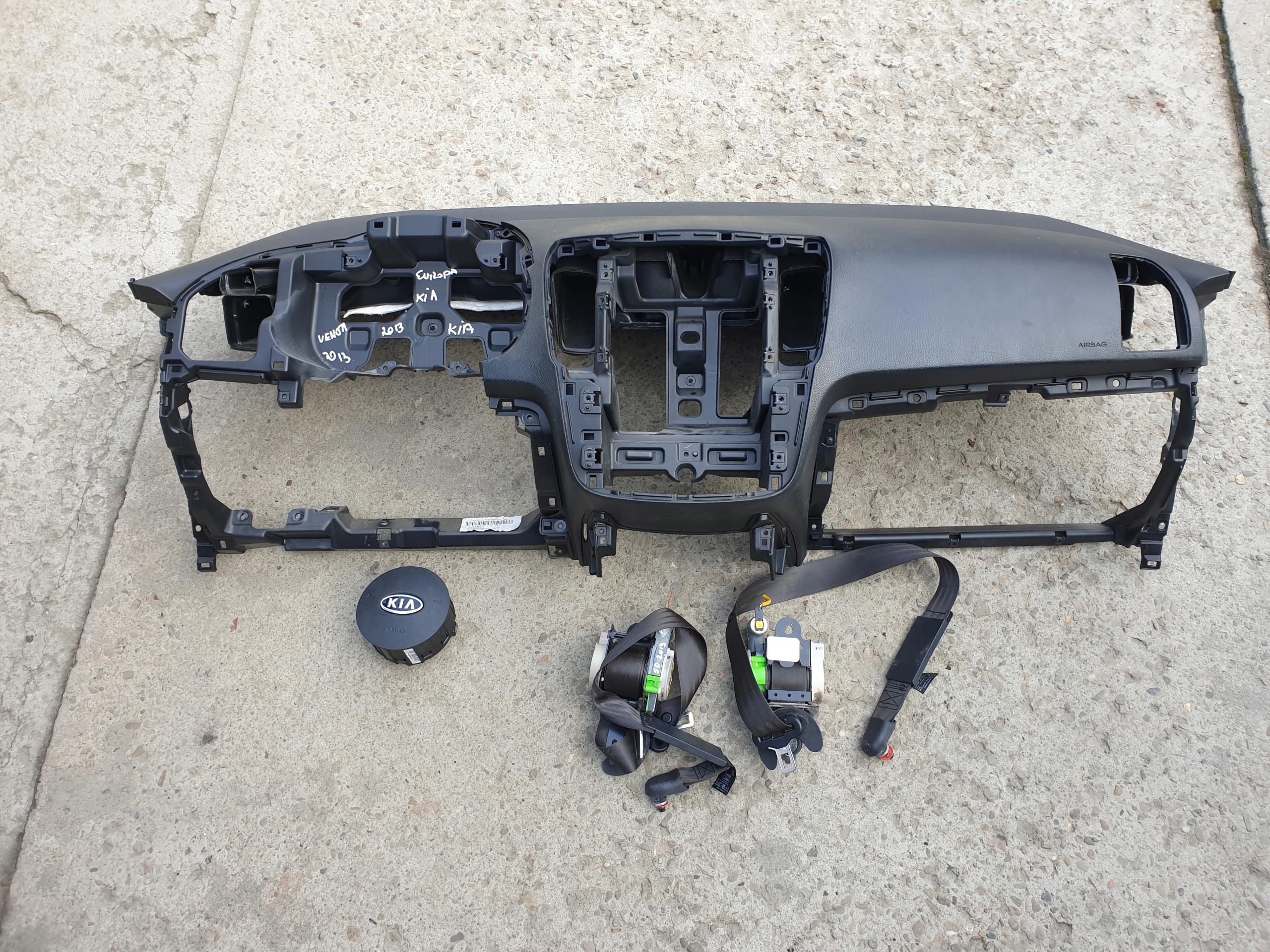 dashboard instrument panel cockpit 2 airbags 2 tension belts KIA VENGA 2009