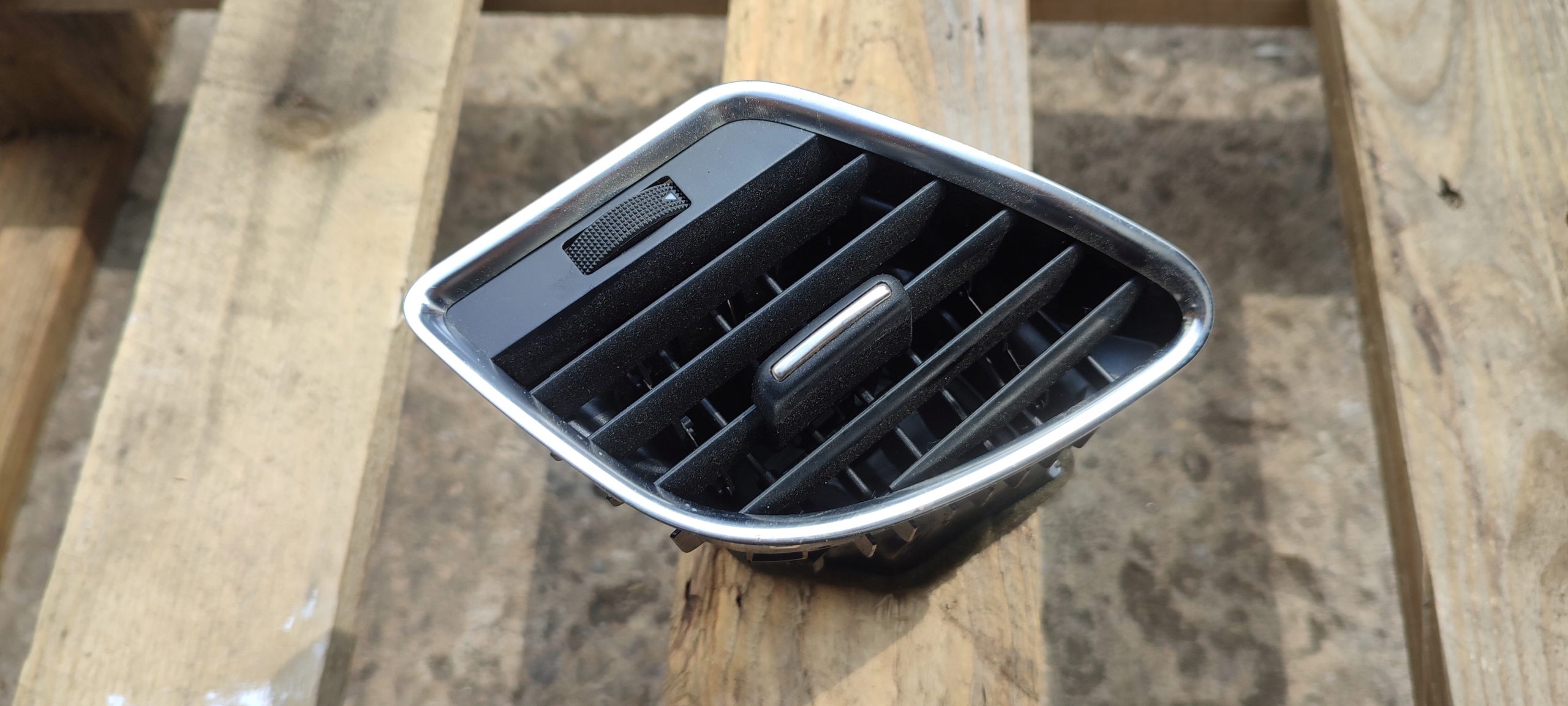 right grid AUDI A4 B8 A5 8T1820902C