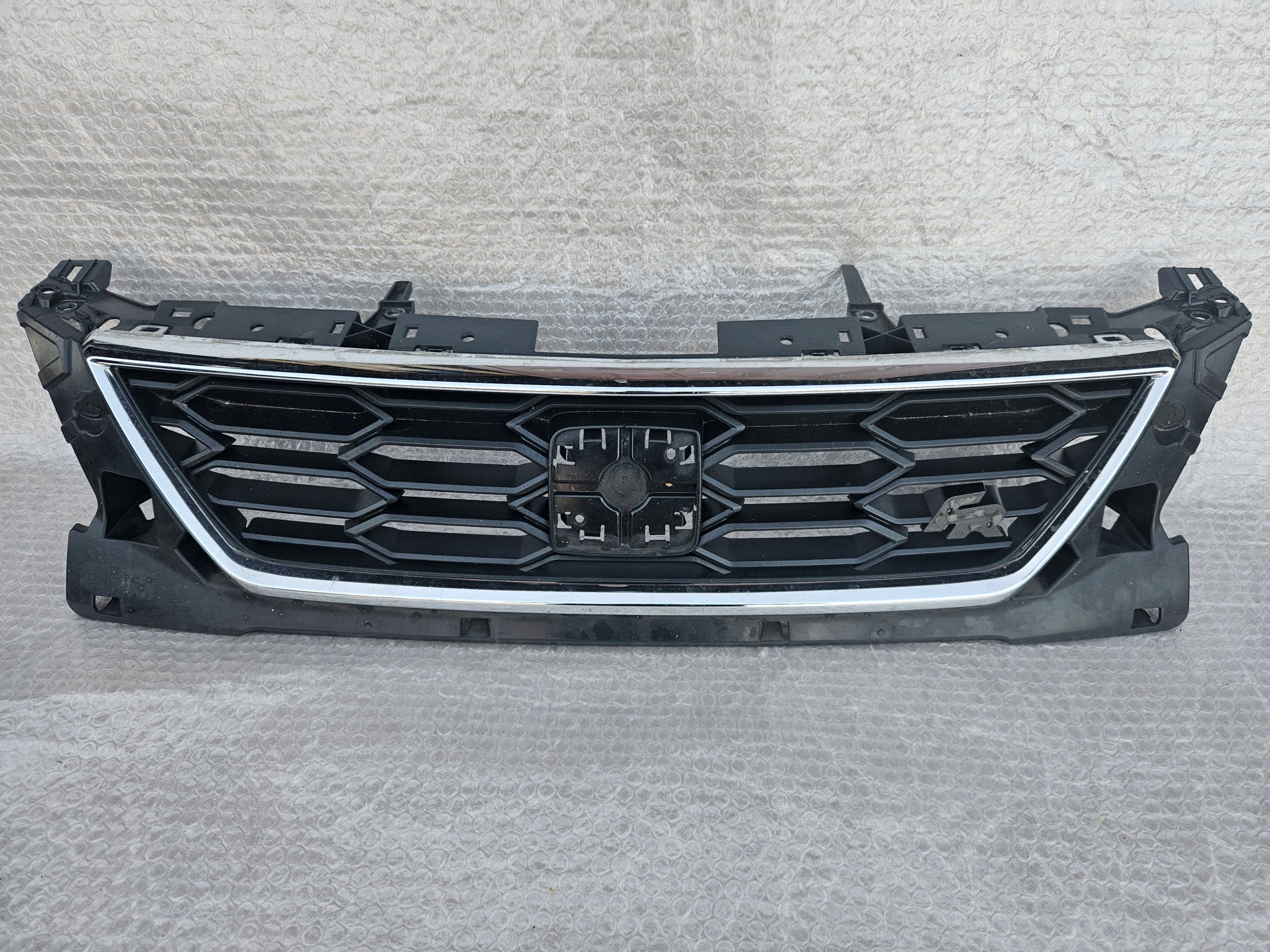 seat Leon III рестайлинг FR решетка радиатора 5F0853654J