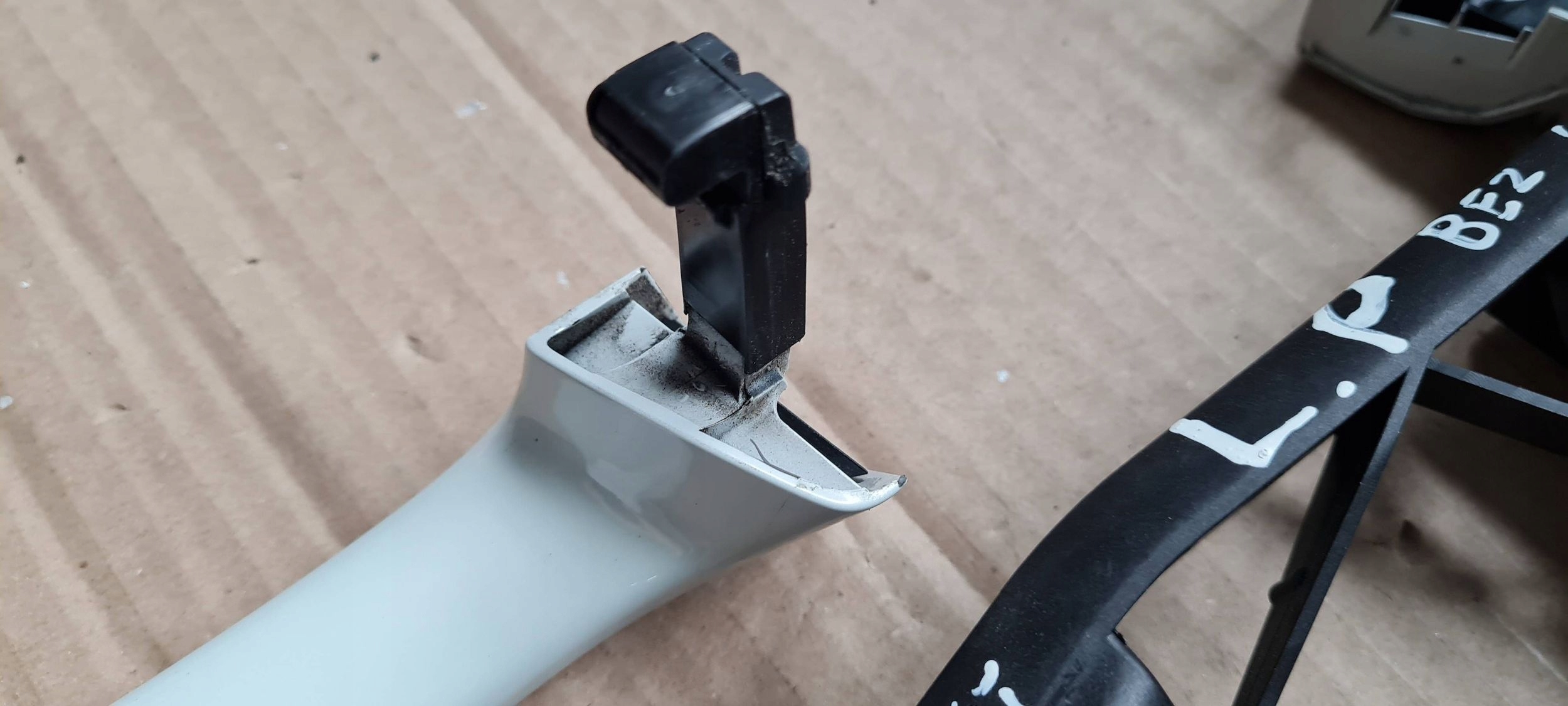 SQ8 4M RSQ8 Q8 handle door left front below KEYLESS support LS9R 4M8837205B