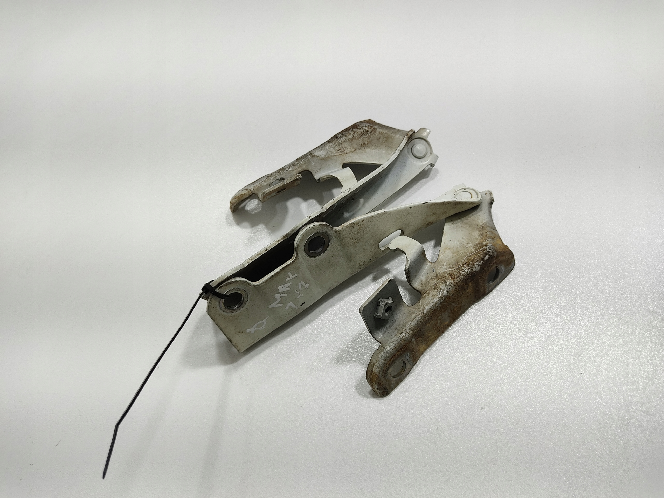 ZAWIAS ZAWIASY MASKI LEWY PRAWY KOMPLET ISUZU D-MAX I 2006-2011 LIFT Producent części Isuzu OE