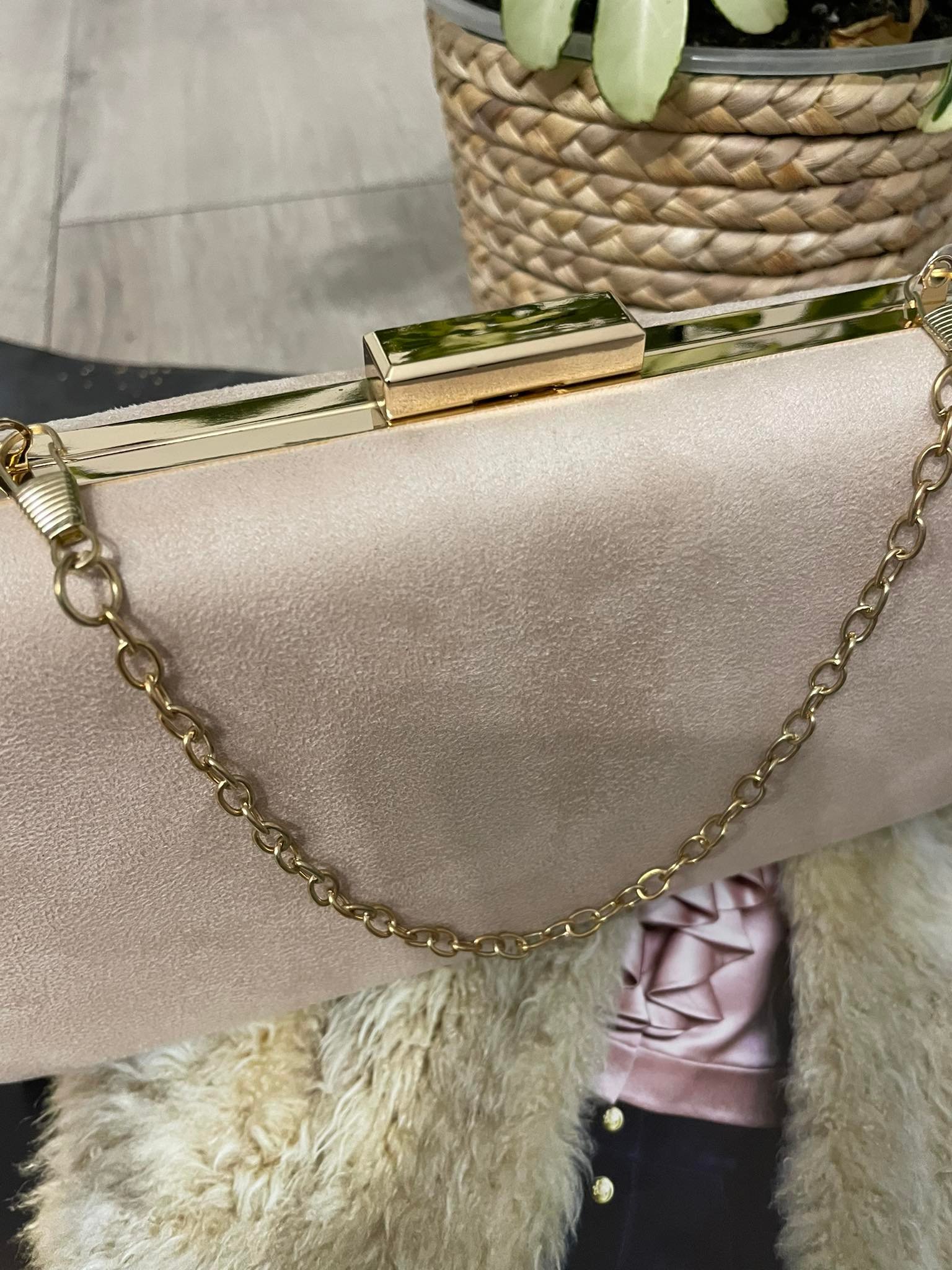 ZAMSZOWA TOREBKA KOPERTÓWKA PUZDERKO NUDE PINK Kolor okuć złoty