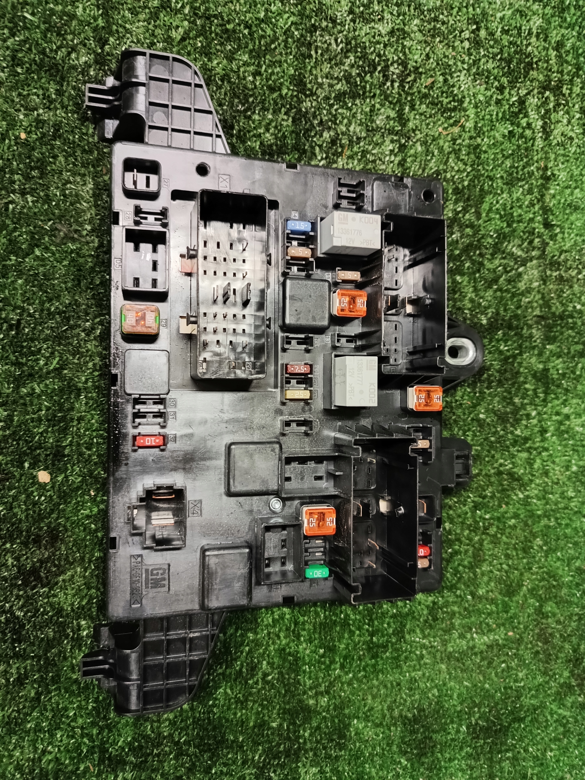 OPEL CASCADA SKRZYNKA BEZPIECZNIKÓW 13379016