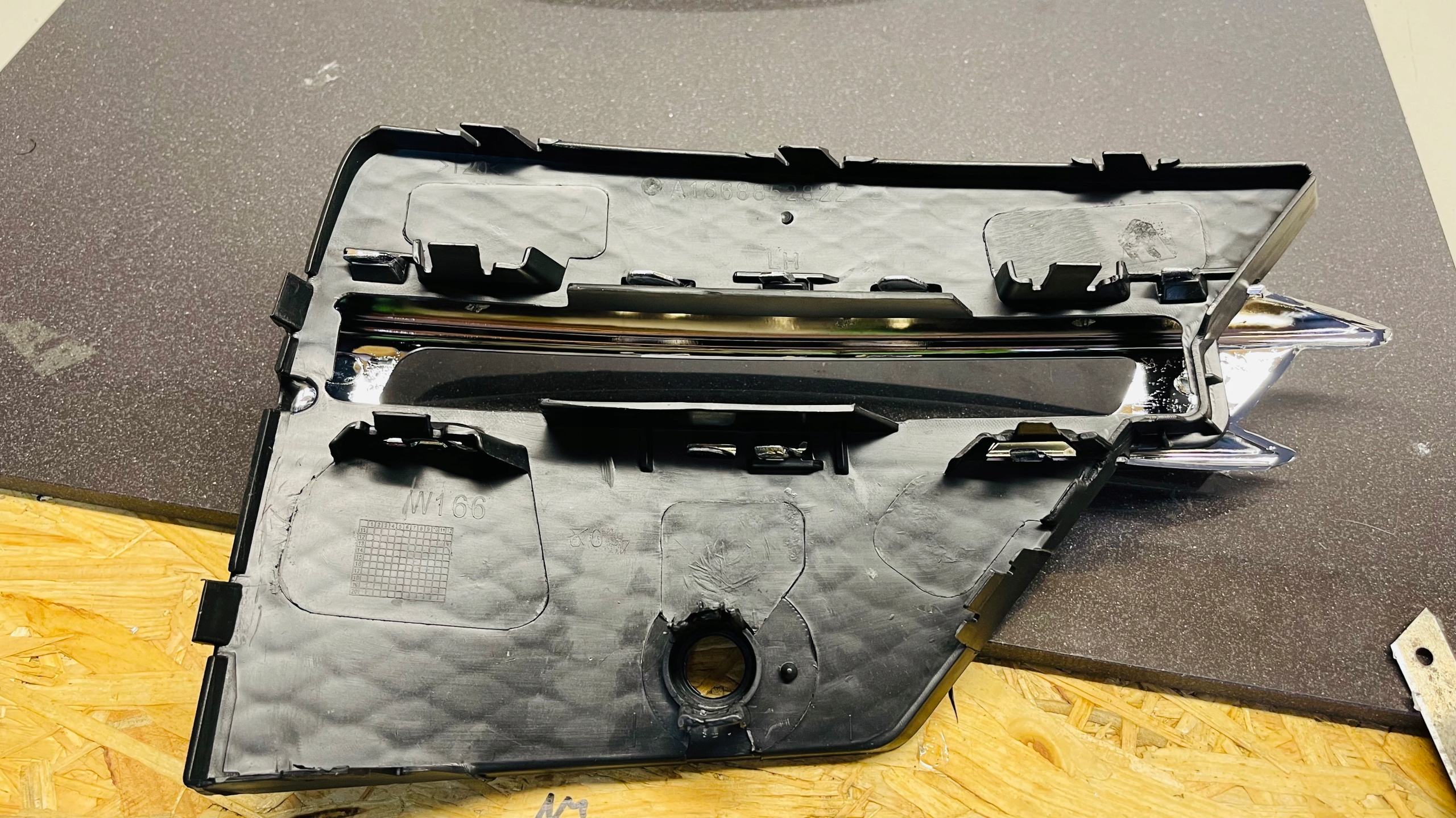 kratka boczna chrom prawa lew MERCEDES W166 ML AMG Producent części Inny