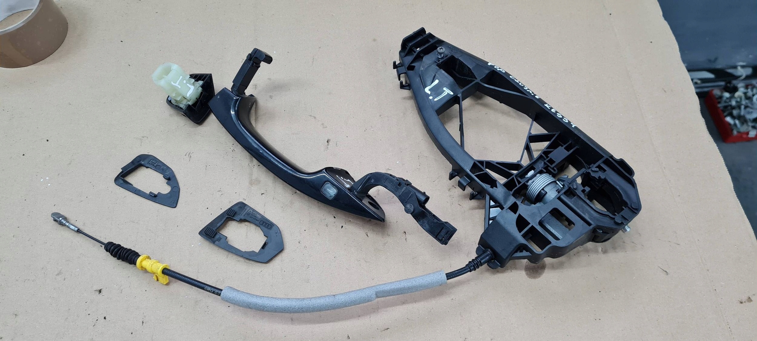 A6 C8 4K S6 handle left left rear part rear support below KEYLESS LY9B 4M8837205B
