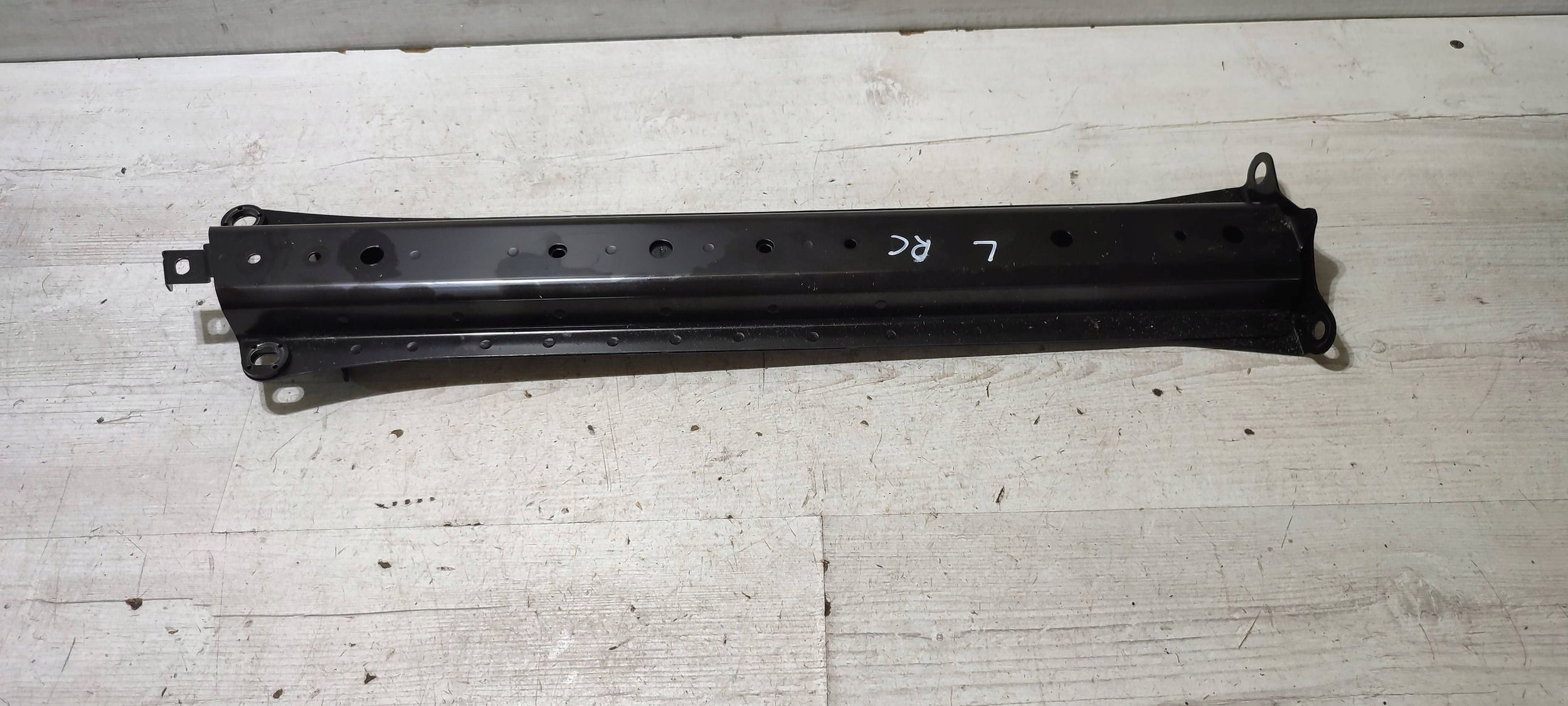 Lexus RC 2019 left side holder baterii