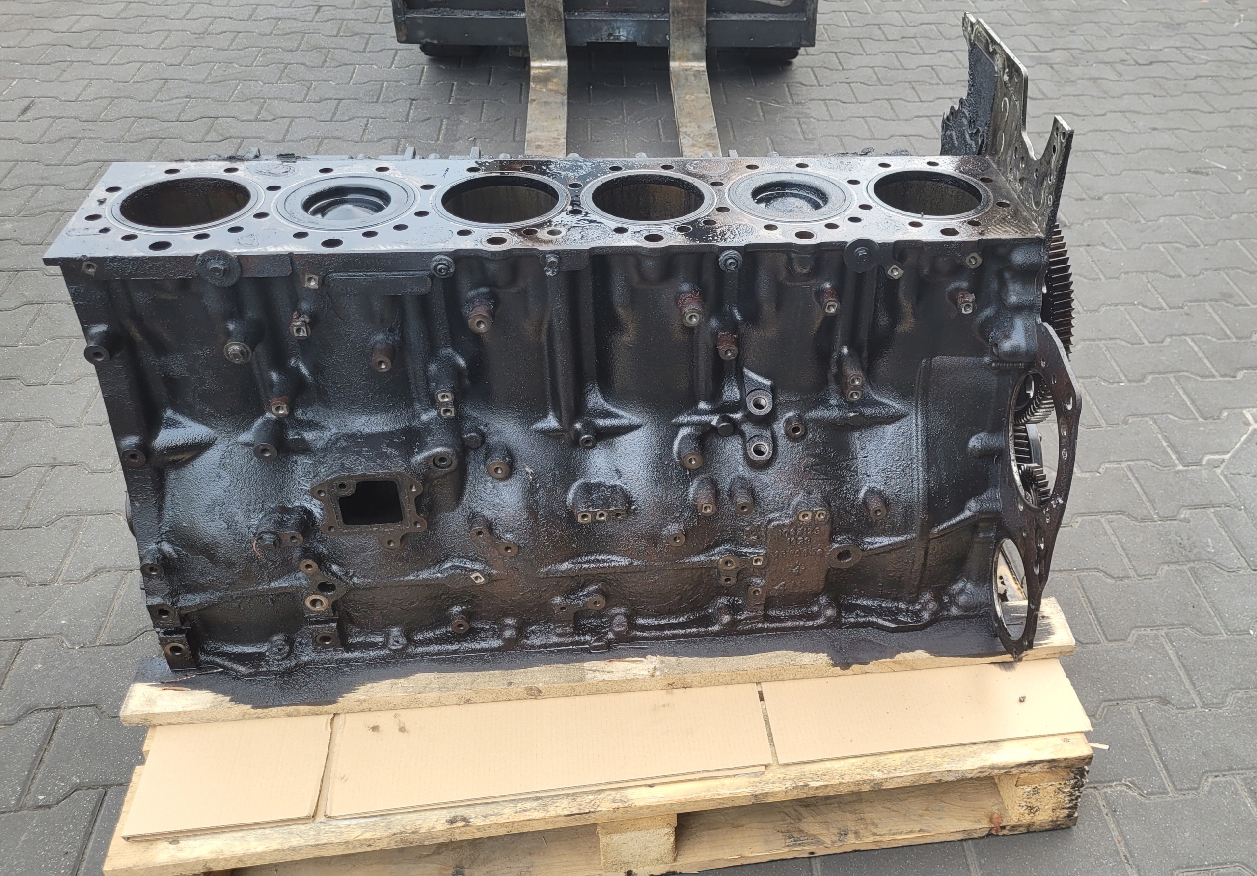 BLOK SILNIKA Z UKŁADEM KORBOWO TŁOKOWYM RENAULT MAGNUM DXI 13 / VOLVO FH 13 Producent części Renault OE