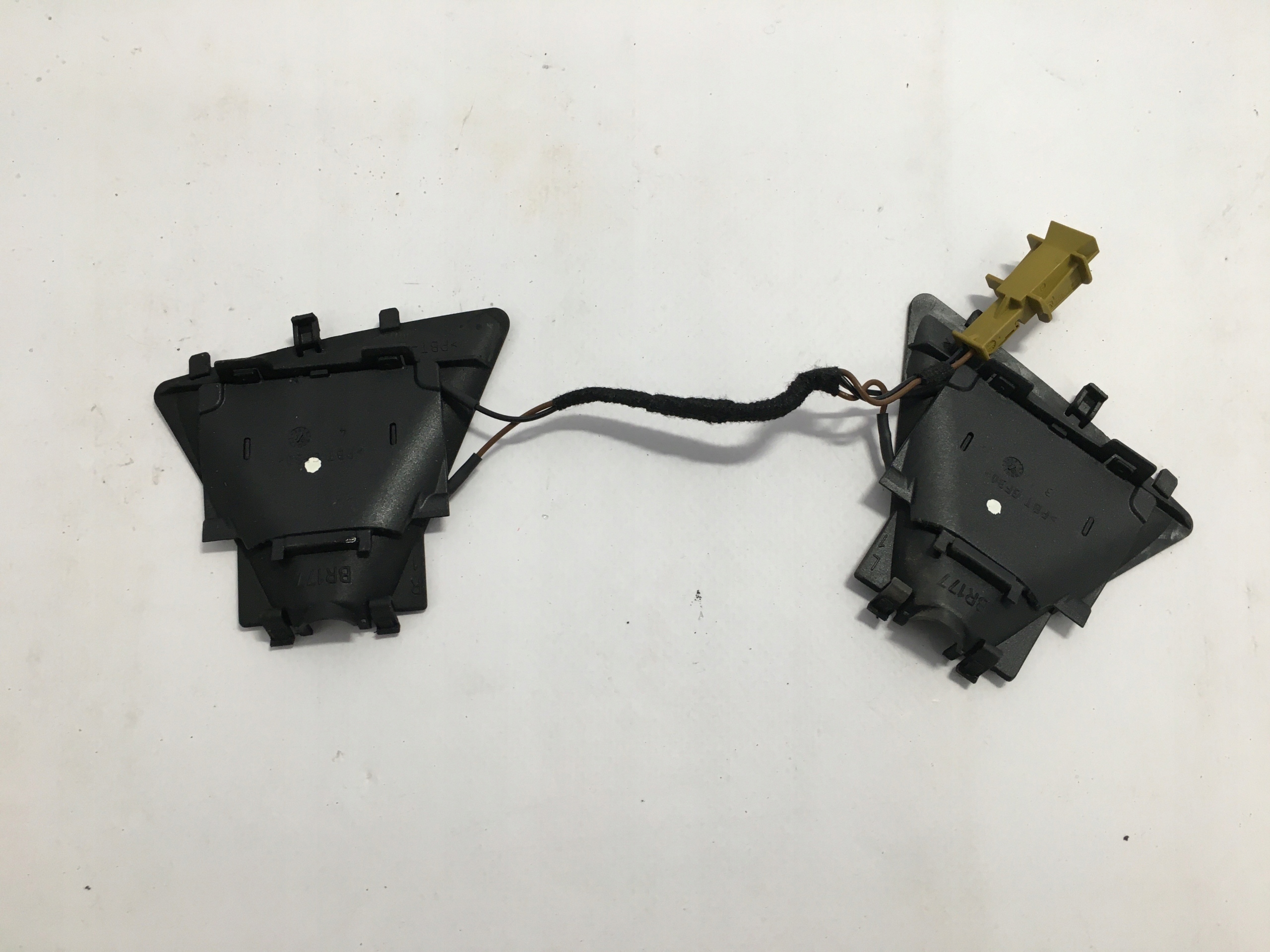 1 - Кріплення камери лобове скло передня MERCEDES W177