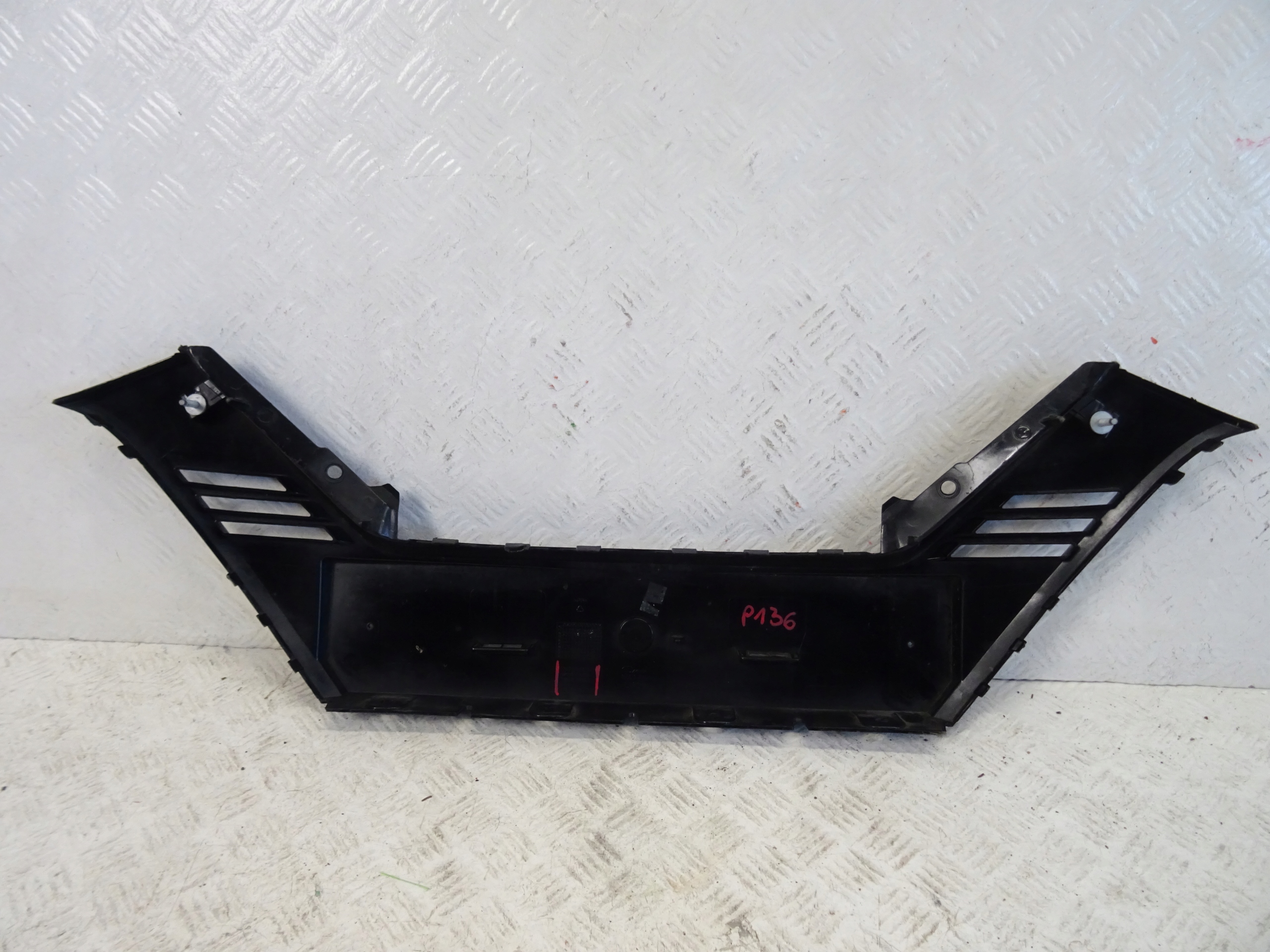 grille grid of a bumper front front NISSAN QASHQAI II LIFT 62070-HV00A