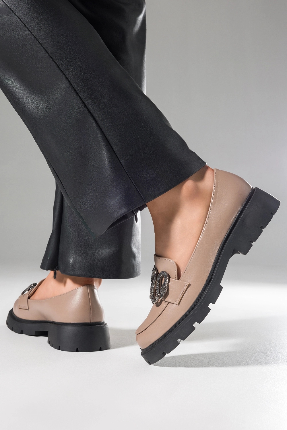 MOKASYNY DAMSKIE PÓŁBUTY WSUWANE NA PLATFORMIE Z MODNYM OZDOBNYM WĘŻEM r 36 Płeć kobieta