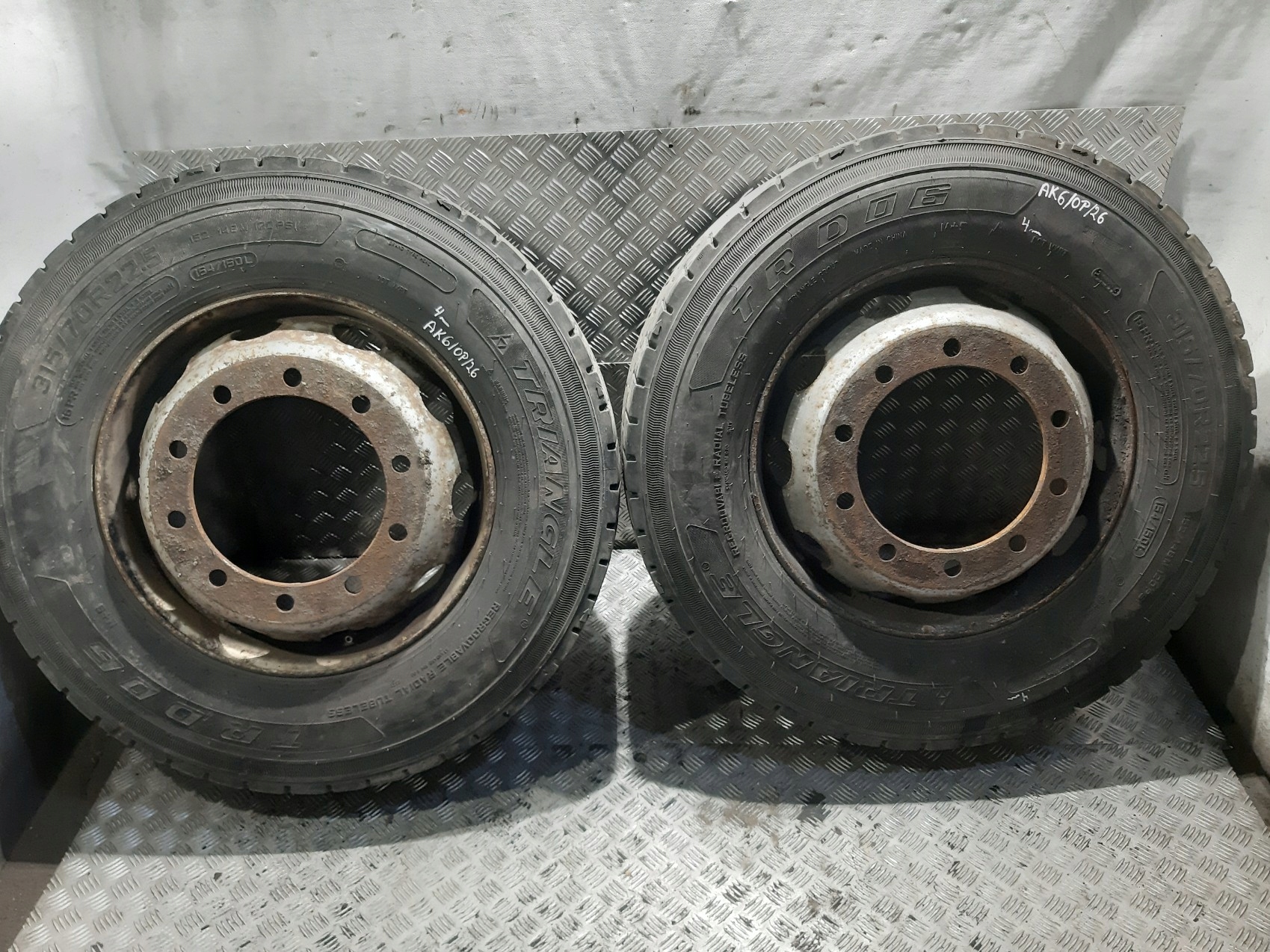 tyres TRIANGLE TRD 06 discs wheels CIEZAROWE 2x 315/70 R22.5