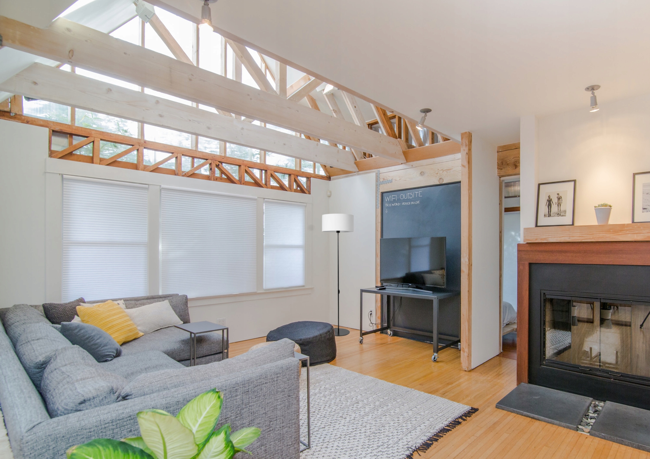 LAMPA STOJĄCA PODŁOGOWA ABAŻUR BIAŁY TKANINA LOFT LED Marka Tornado