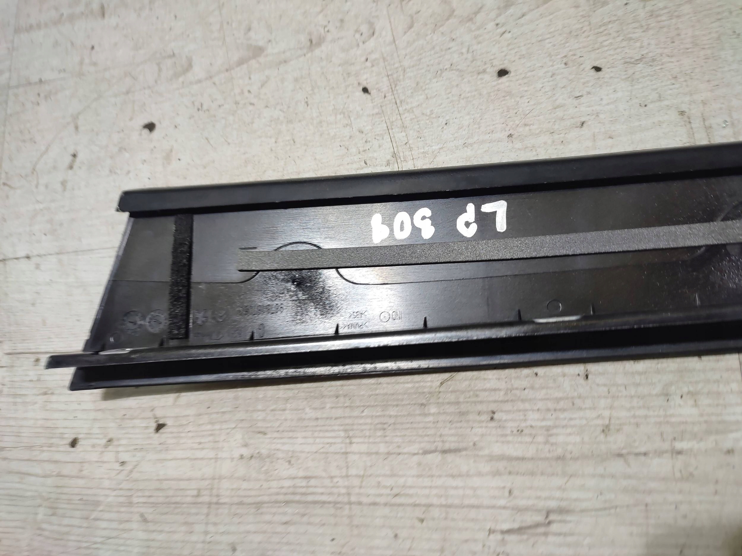 Peugeot 308 2019 front side left moulding door przednich