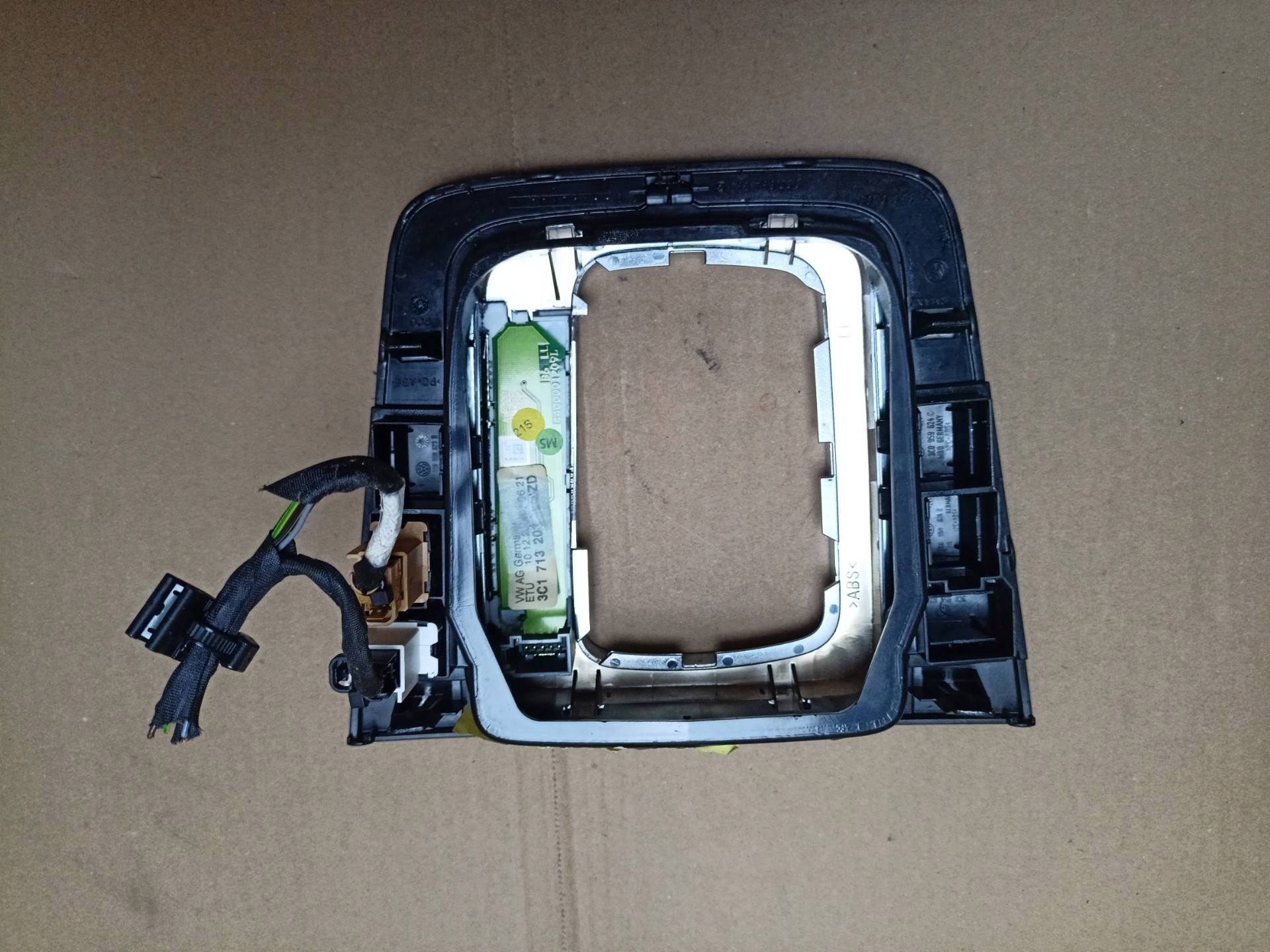 frame drazka changes of the gear Volkswagen Passat CC 2009 3C1713203