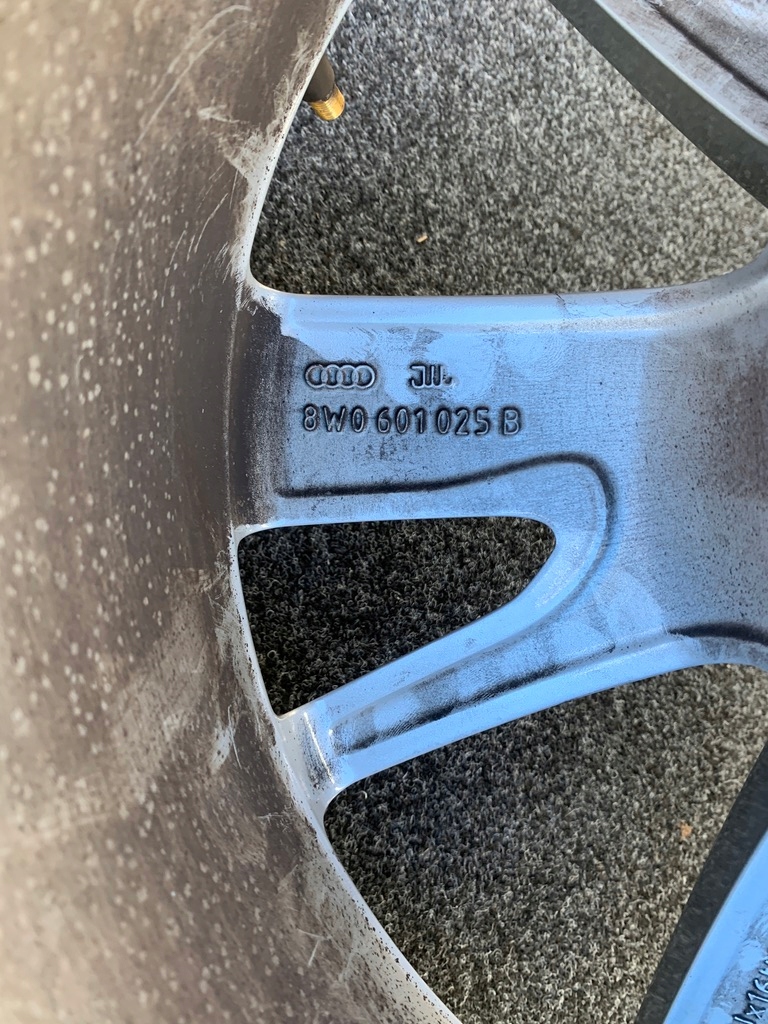 AUDI A4 8W0 FELGA 7JX16 ET35 5X112 8W0601025B Kod producenta 8W0601025 B