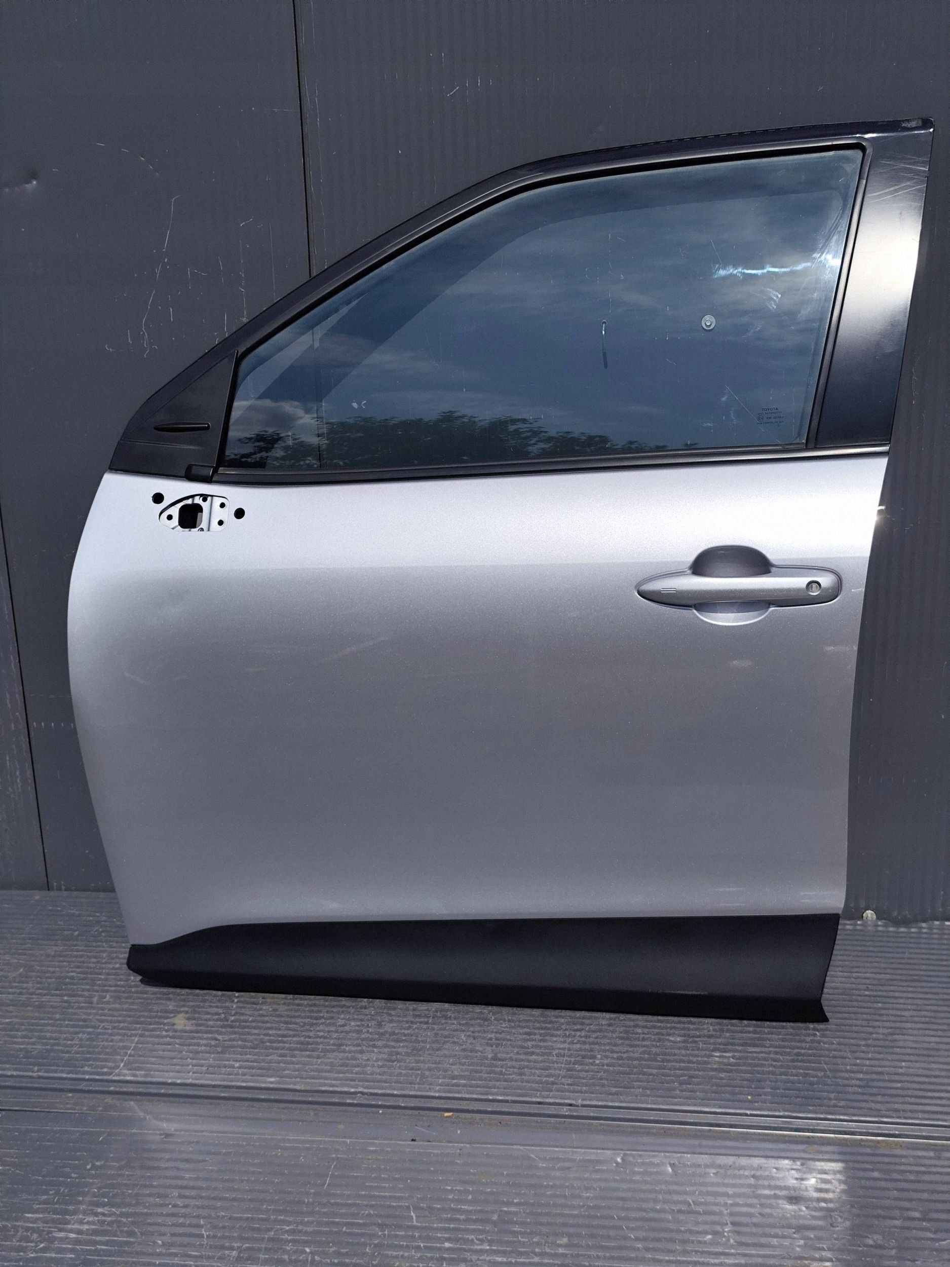 TOYOTA YARIS CROSS door front left complete