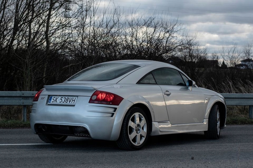 KOMPLET NAKŁADEK PROGOWYCH AUDI TT 8N PROGI LEWY PRAWY NOWY PODKŁAD Producent części Inny