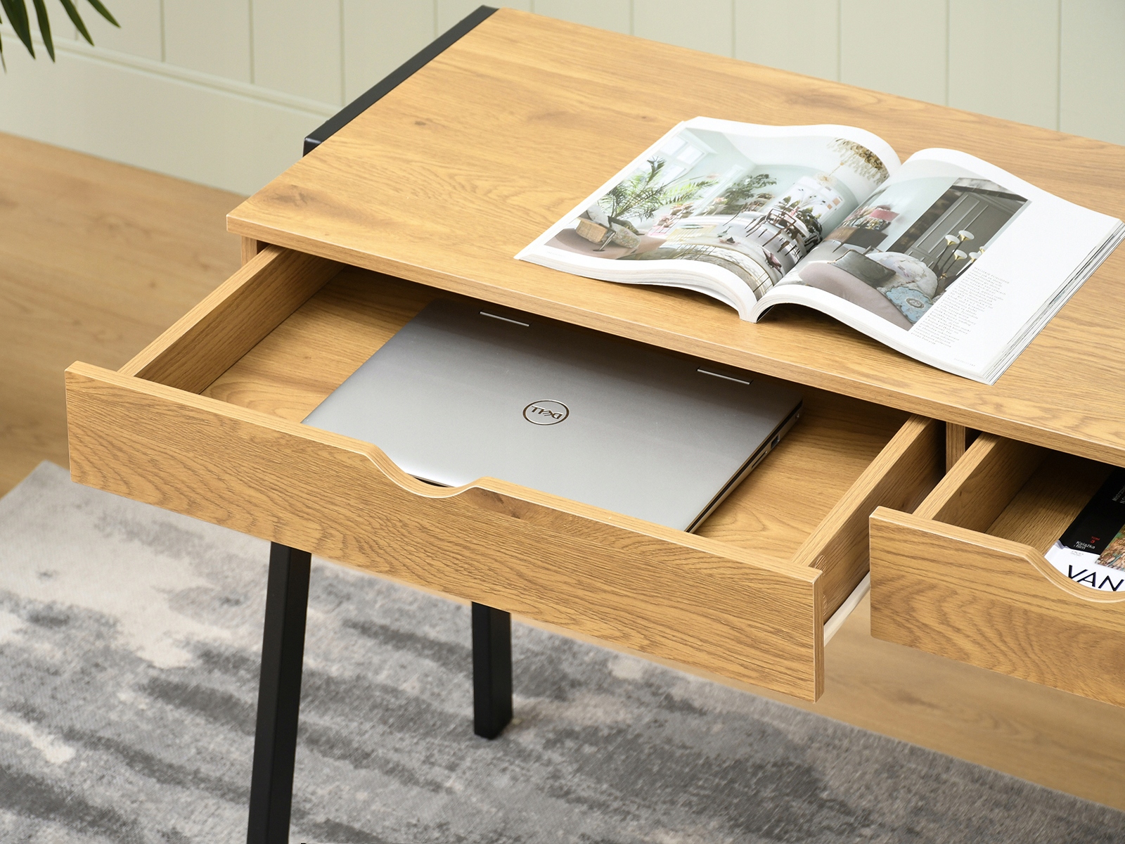 MAŁE DĘBOWE BIURKO KONSOLA LUND 100 2 SZUFLADY NA CZARNYCH NOGACH Z METALU Wysokość mebla 75 cm