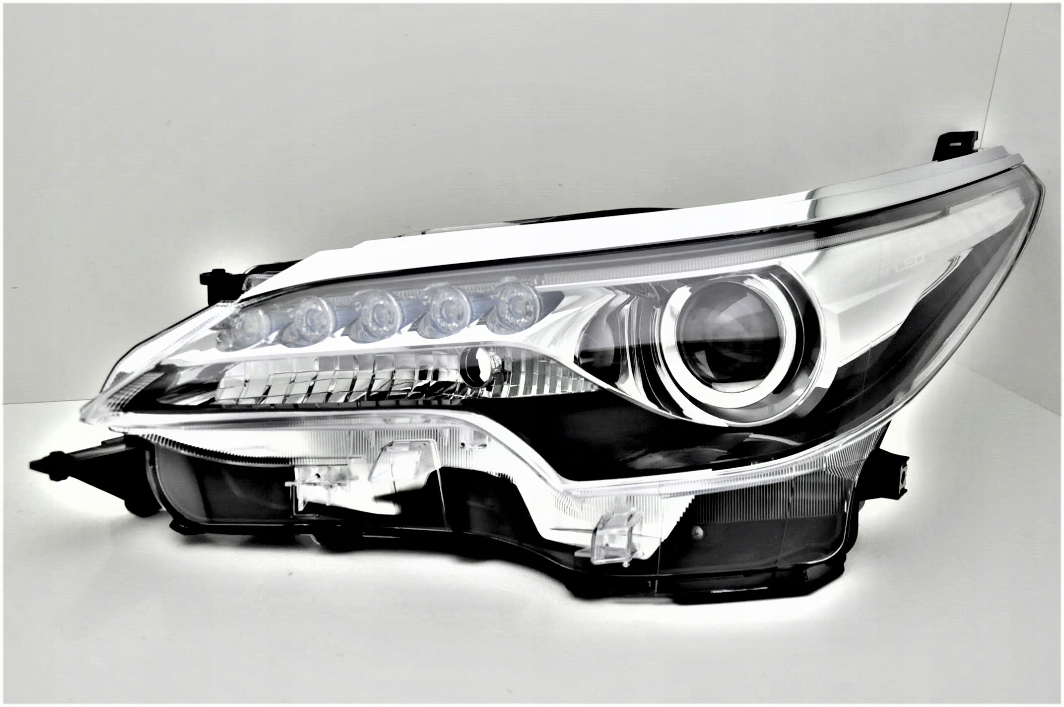 TOYOTA FORTUNER SW4 OD 2015- REFLEKTORY KOMPLET Numer katalogowy części WE8212-11AX-SL11112