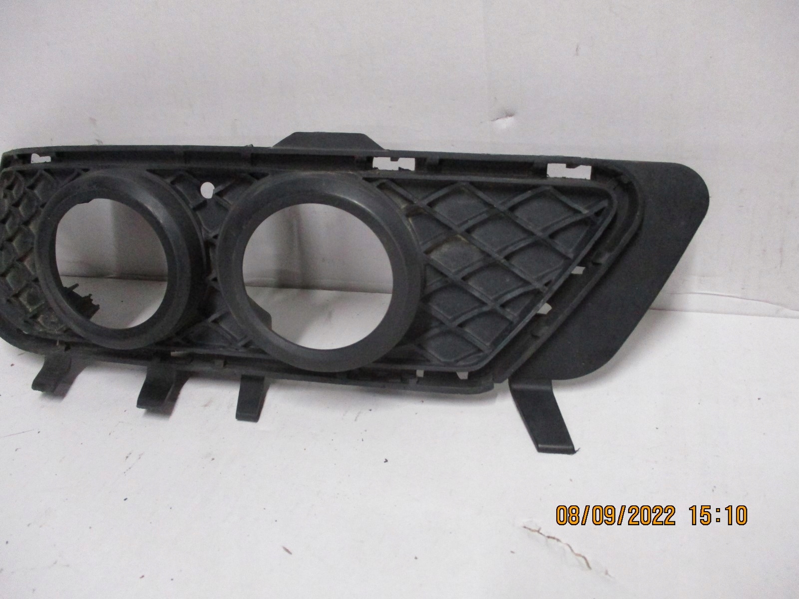 grid of a bumper MERCEDES E KLASA A2128850823 left