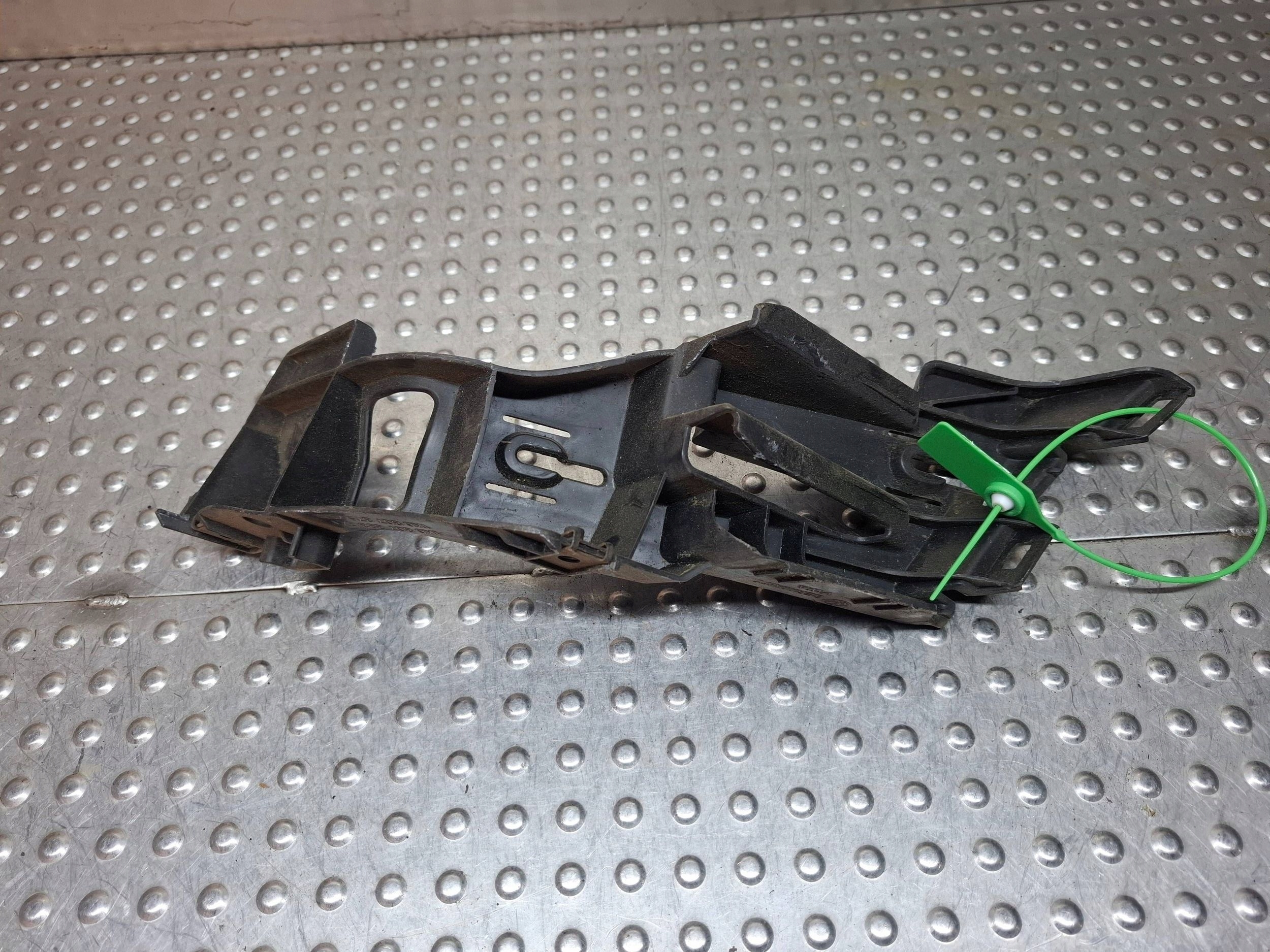 console bumper bracket left rear part 1K6087393EZT VW GOLF V HB