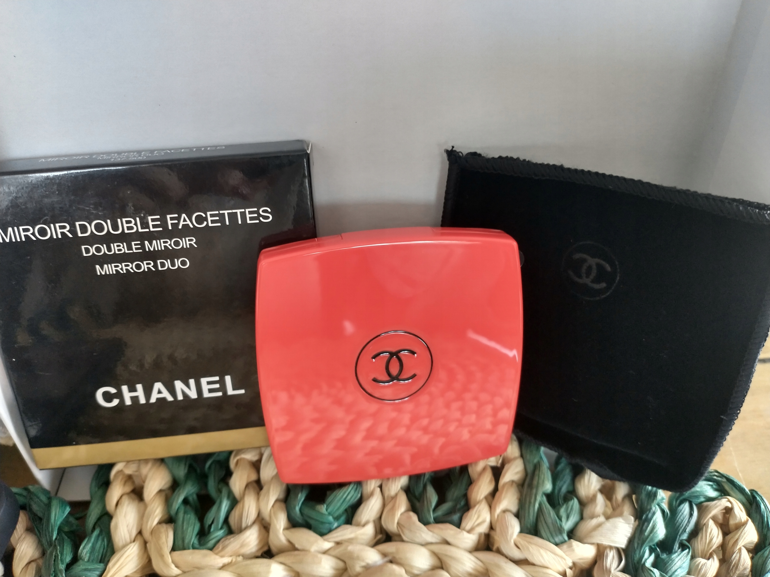 Lusterko kieszonkowe Chanel kolor czerwony 7 x 7
