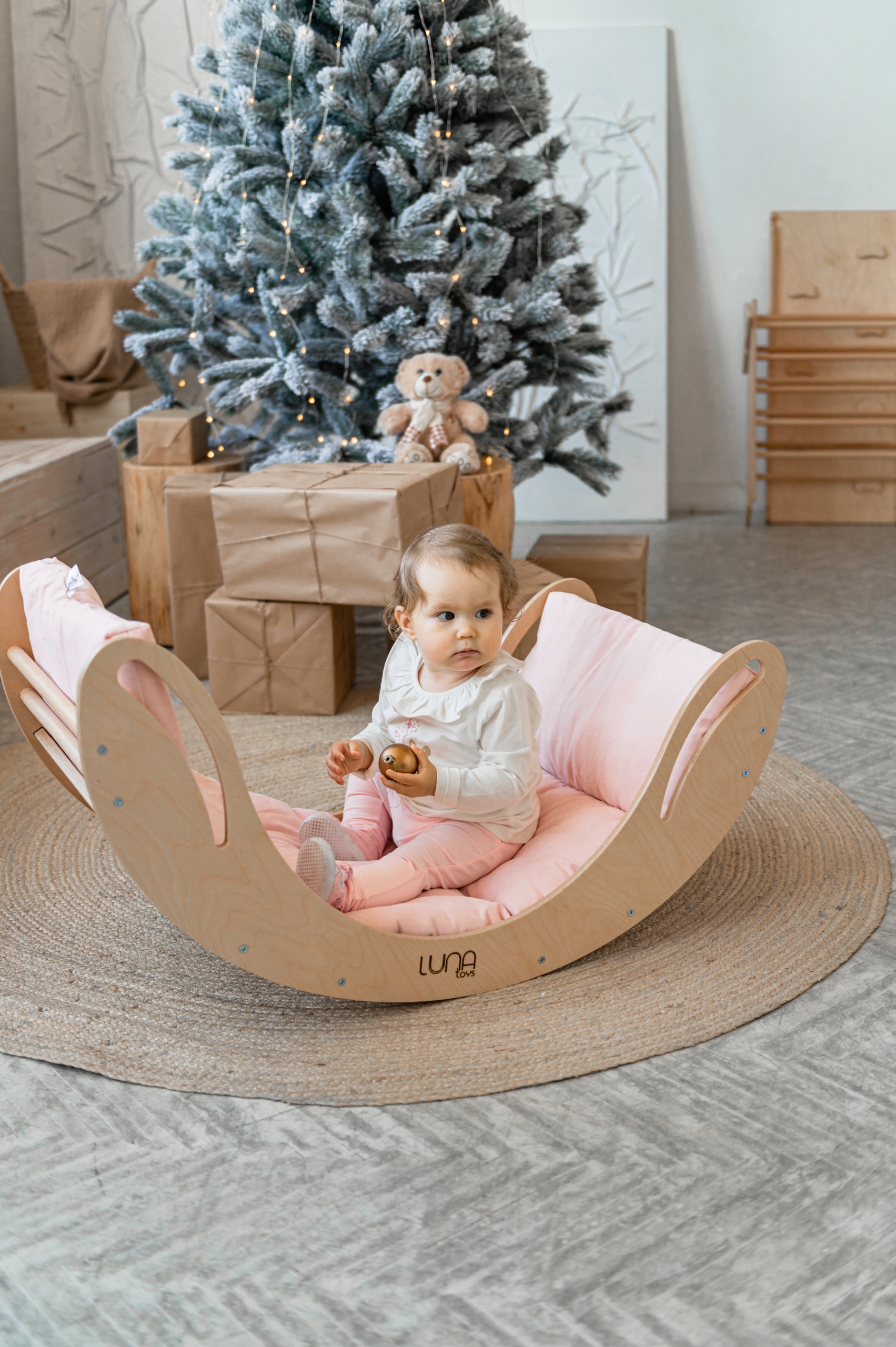 Bujak drewniany Smile różowo-szary Rodzaj bujaki