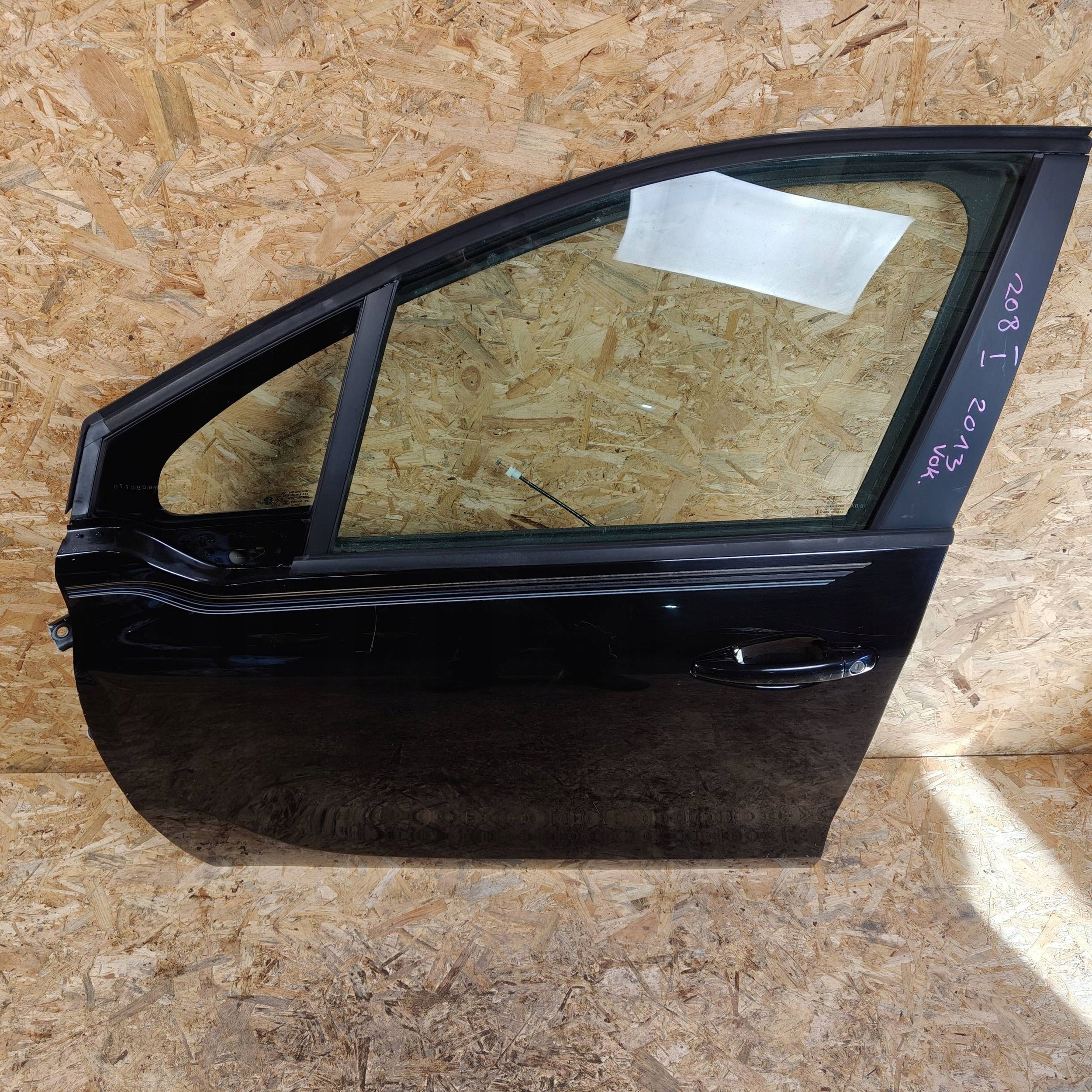door front front side left Peugeot 208 and