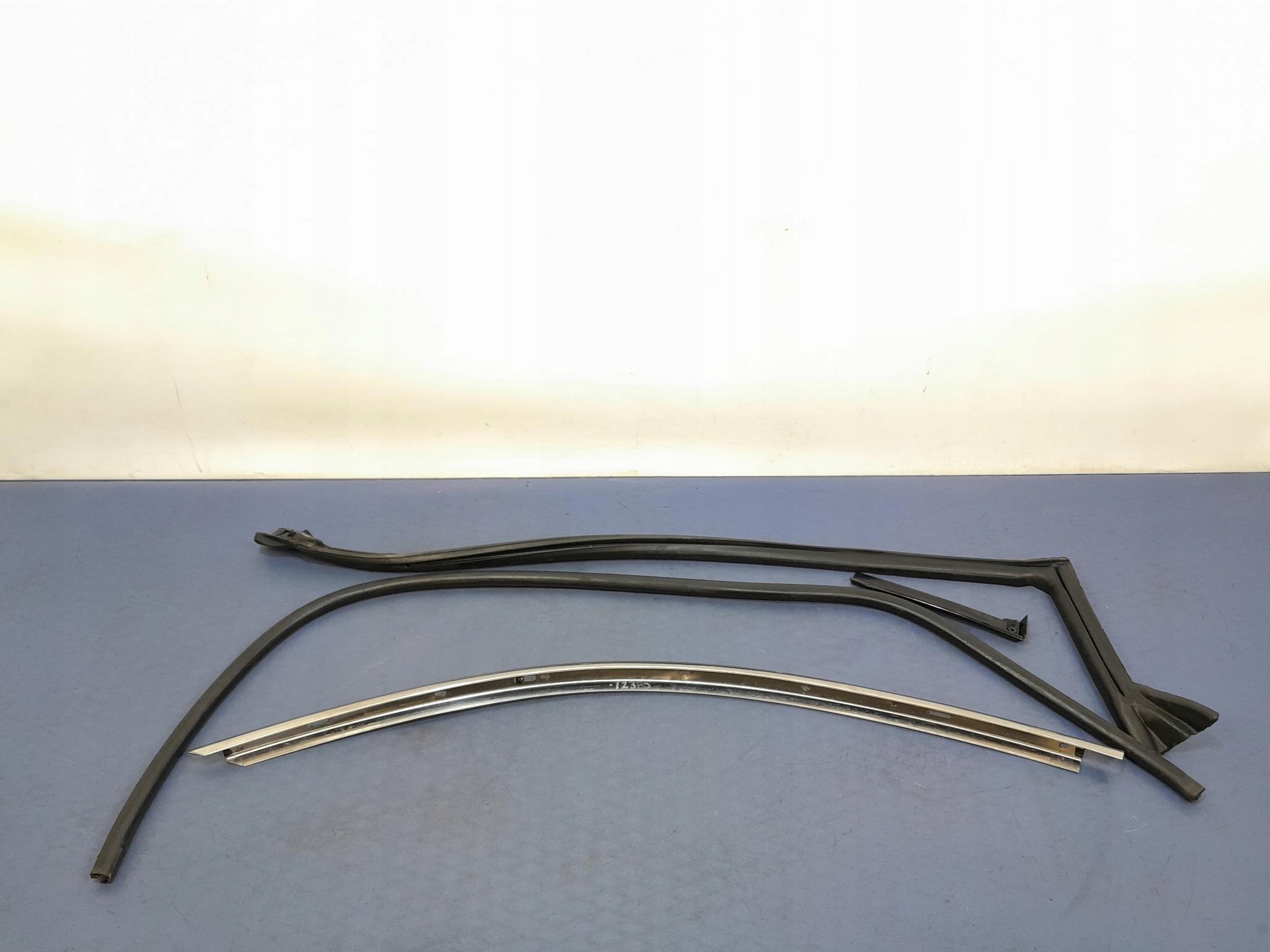 MUSTANG MK VI LISTWA USZCZELKI DRZWI PRZÓD LEWE